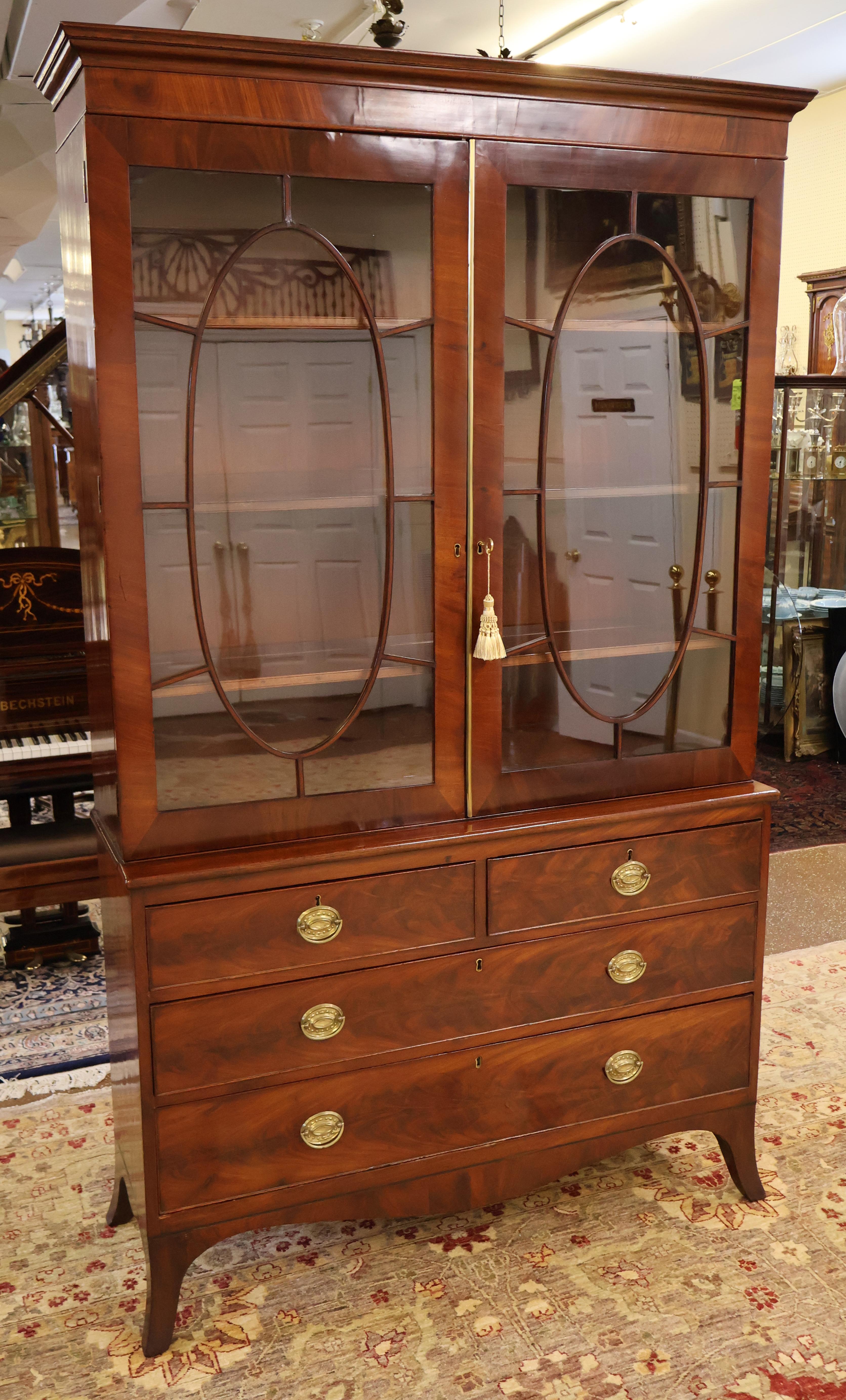 19th Century English William IV Mahogany Curio China Cabinet In Good Condition For Sale In Long Branch, NJ