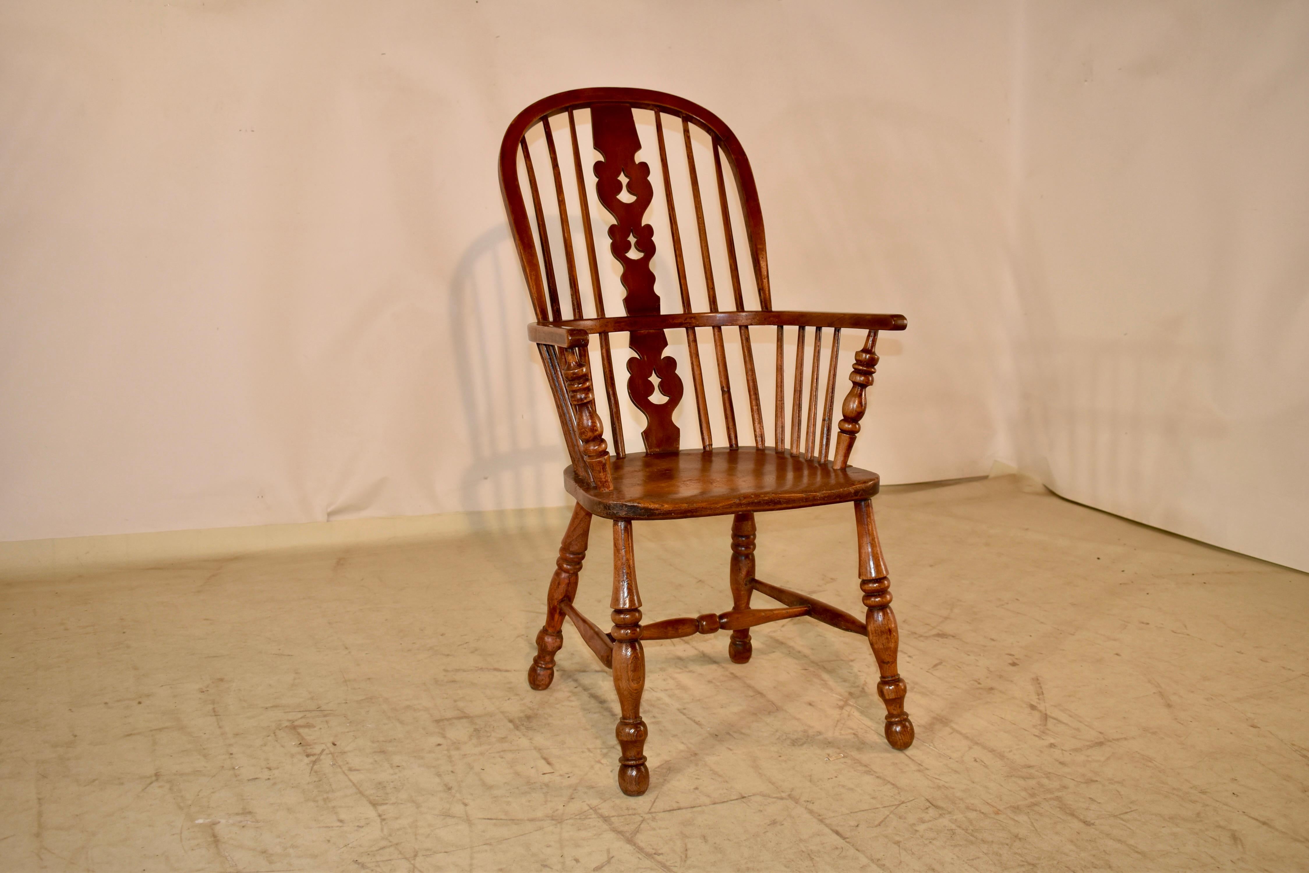 Silla Windsor del siglo XIX con torneados de husillo y asiento abombado.  Esta encantadora silla está hecha principalmente de roble con el respaldo torneado a mano. Tiene proporciones altas y anchas que le dan una presencia real en una habitación y