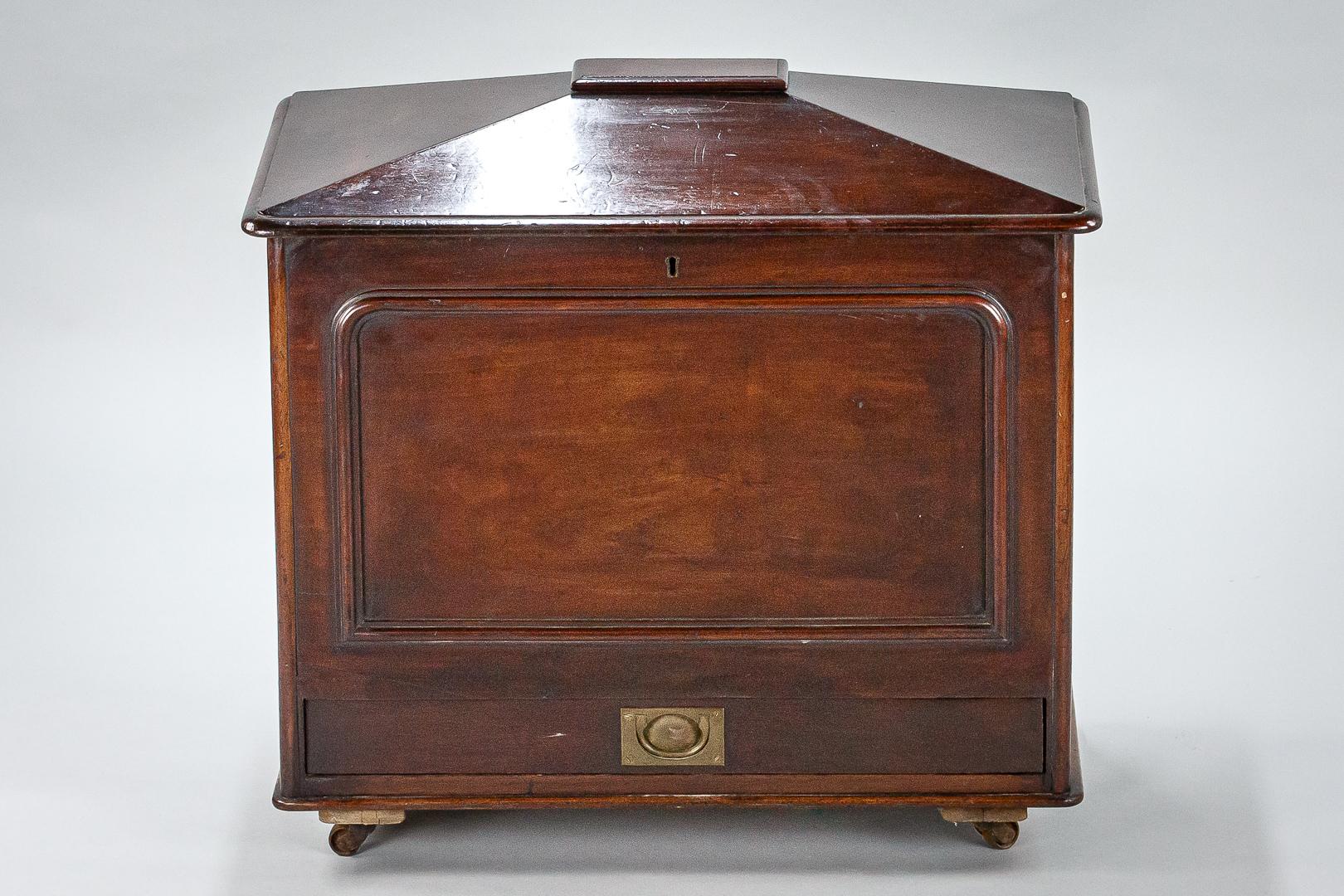 19th century wine cellarette or cooler, all original lead lining, plug and drawer lining. London makers mark. As expected condition. England, circa 1860
Dimensions: 76cm x 65cm x 43cm.