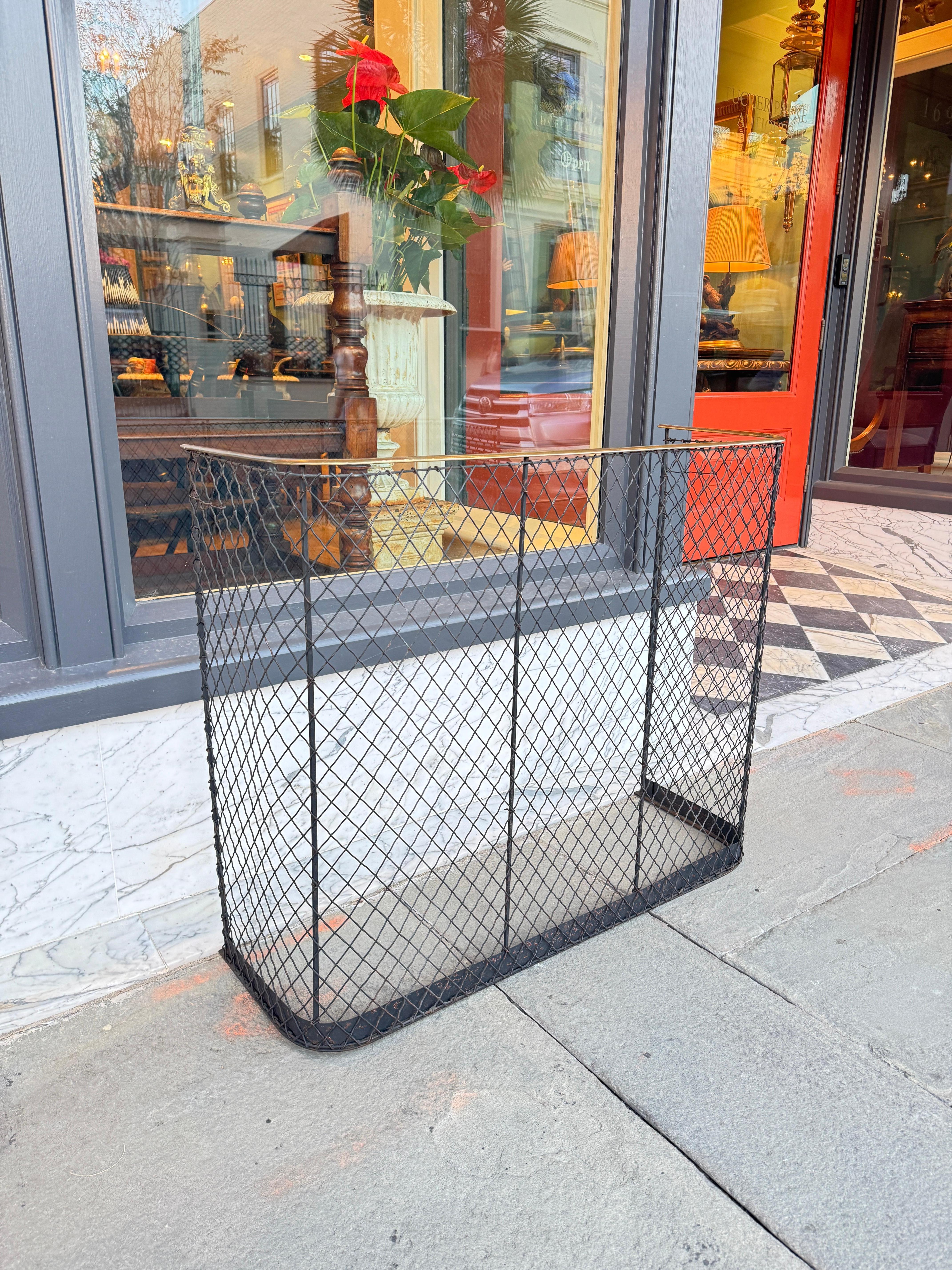 Parafango da nursery inglese in filo e ottone, XIX secolo In condizioni buone in vendita a Charleston, SC