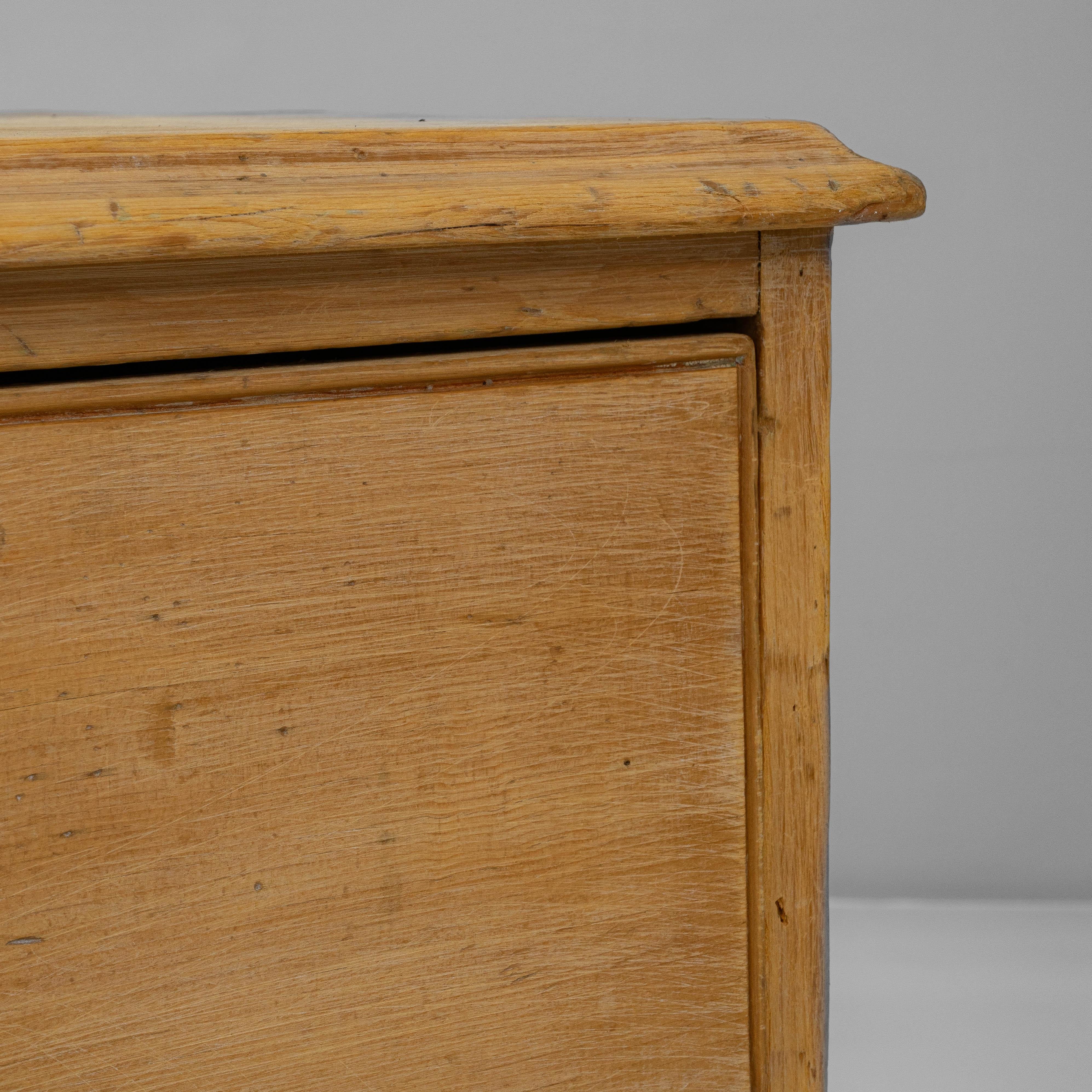 19th Century English Wooden Chest Of Drawers in vendita 4
