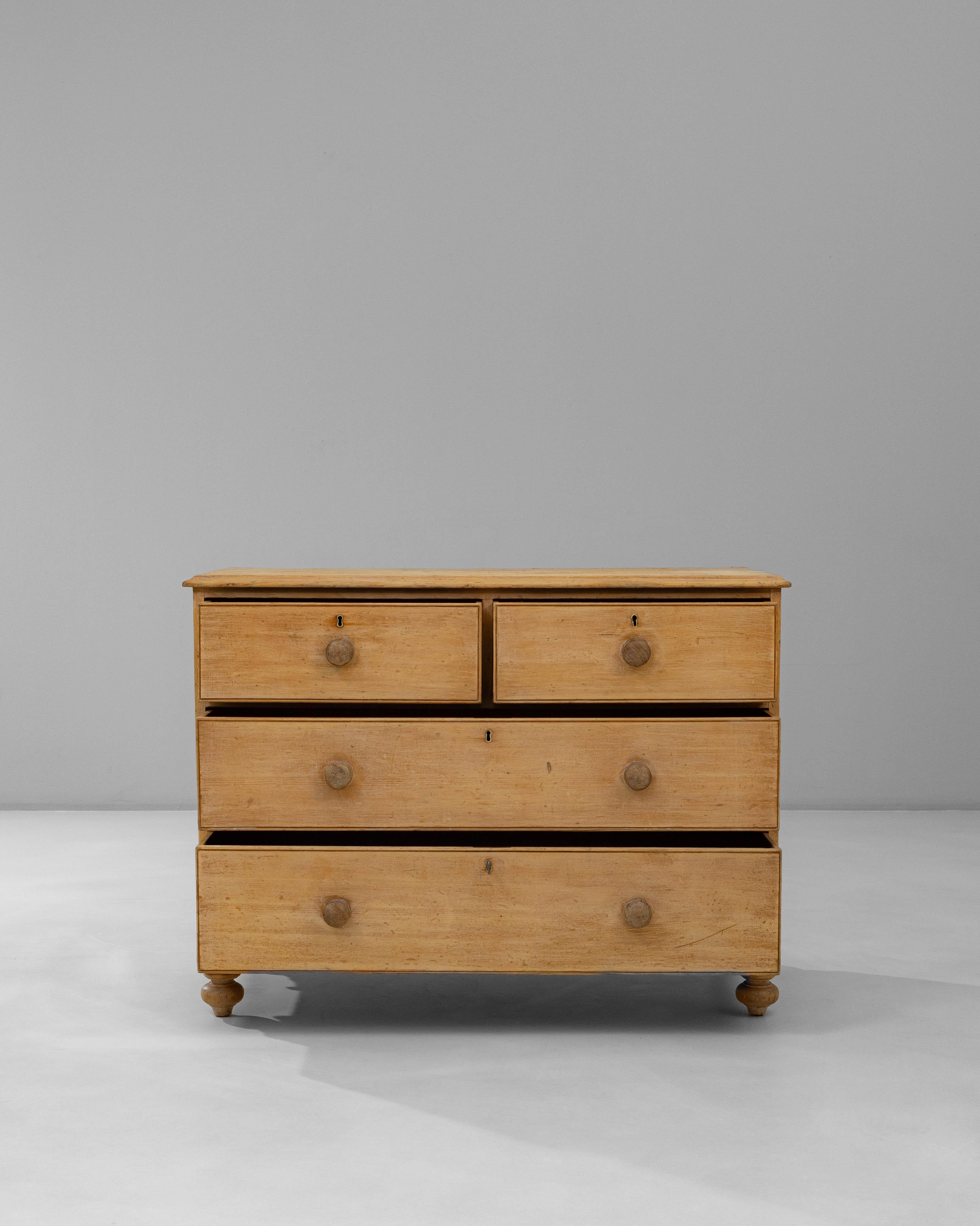 Britannico 19th Century English Wooden Chest Of Drawers in vendita