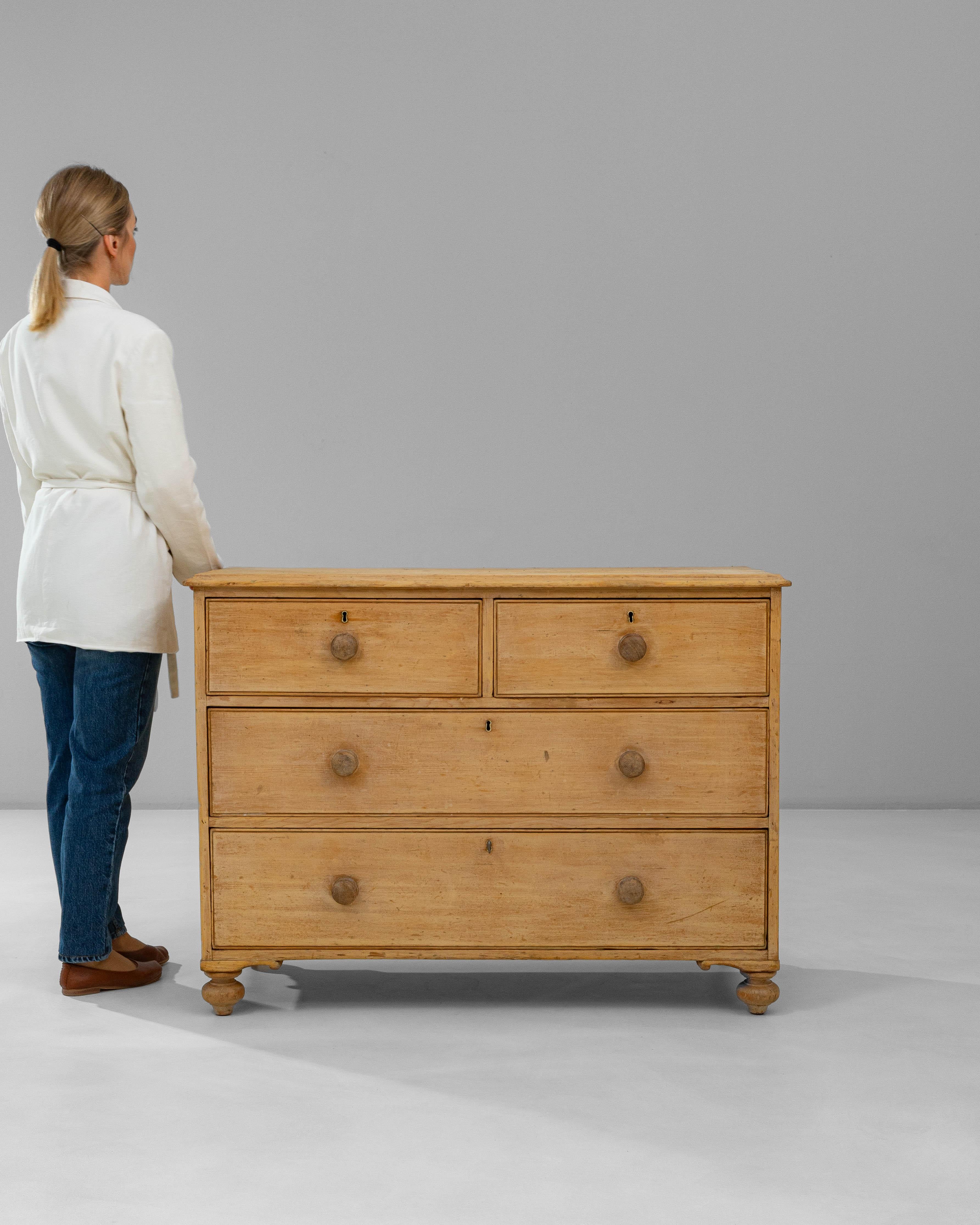 19th Century English Wooden Chest Of Drawers In condizioni buone in vendita a High Point, NC