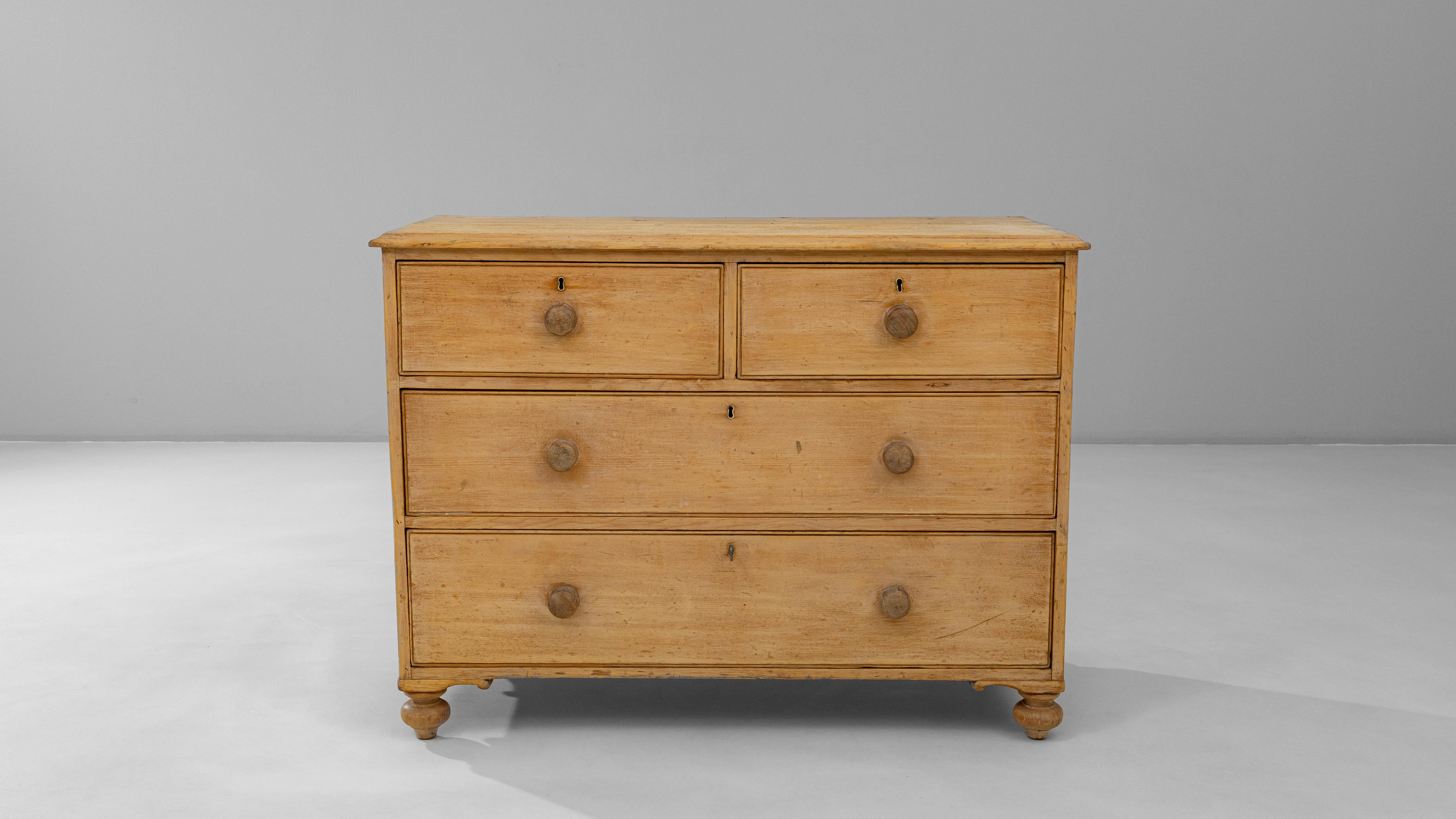 Legno 19th Century English Wooden Chest Of Drawers in vendita