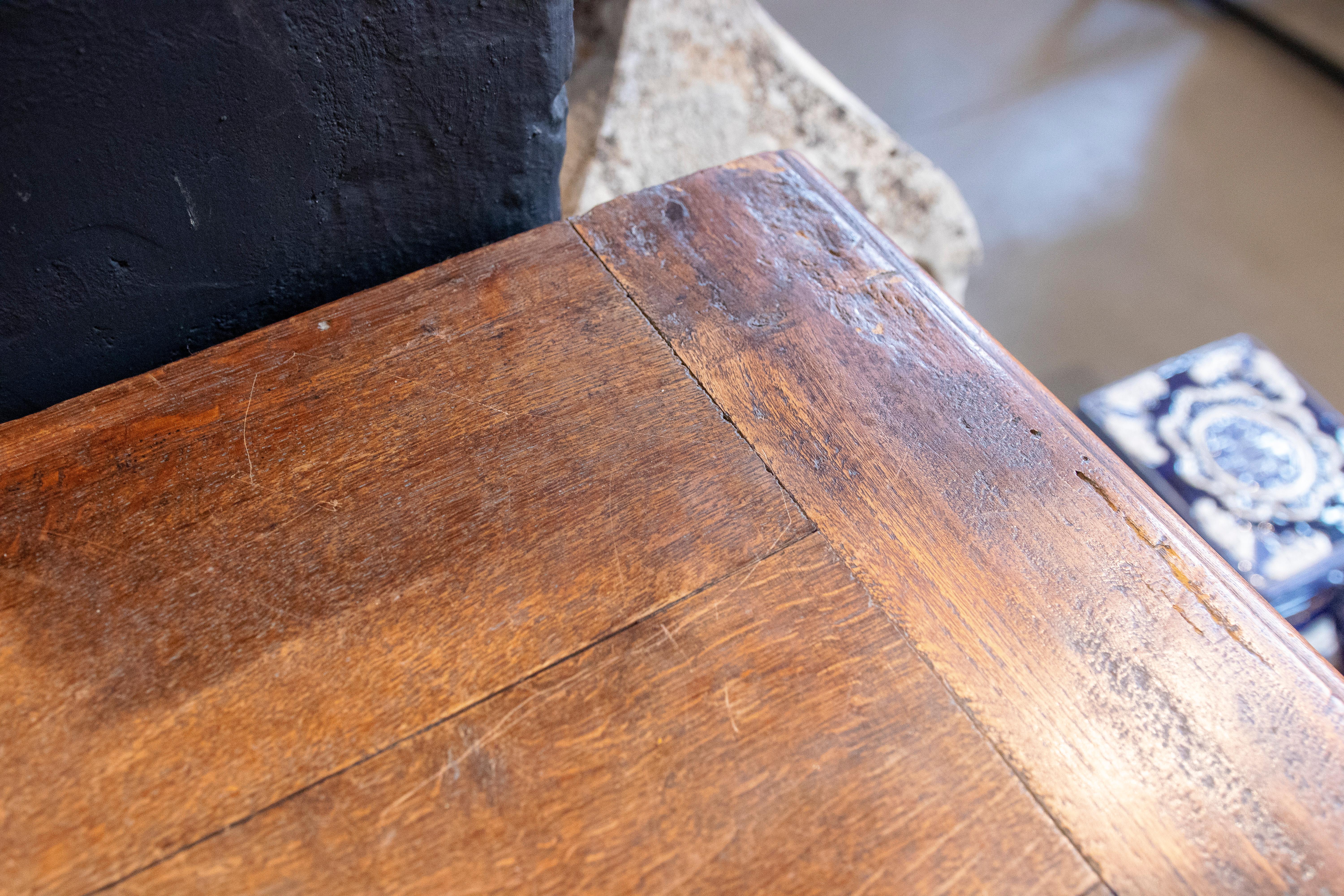 Englische Holzkommode des 19. Jahrhunderts mit drei Schubladen und Eisenbeschlägen im Angebot 8