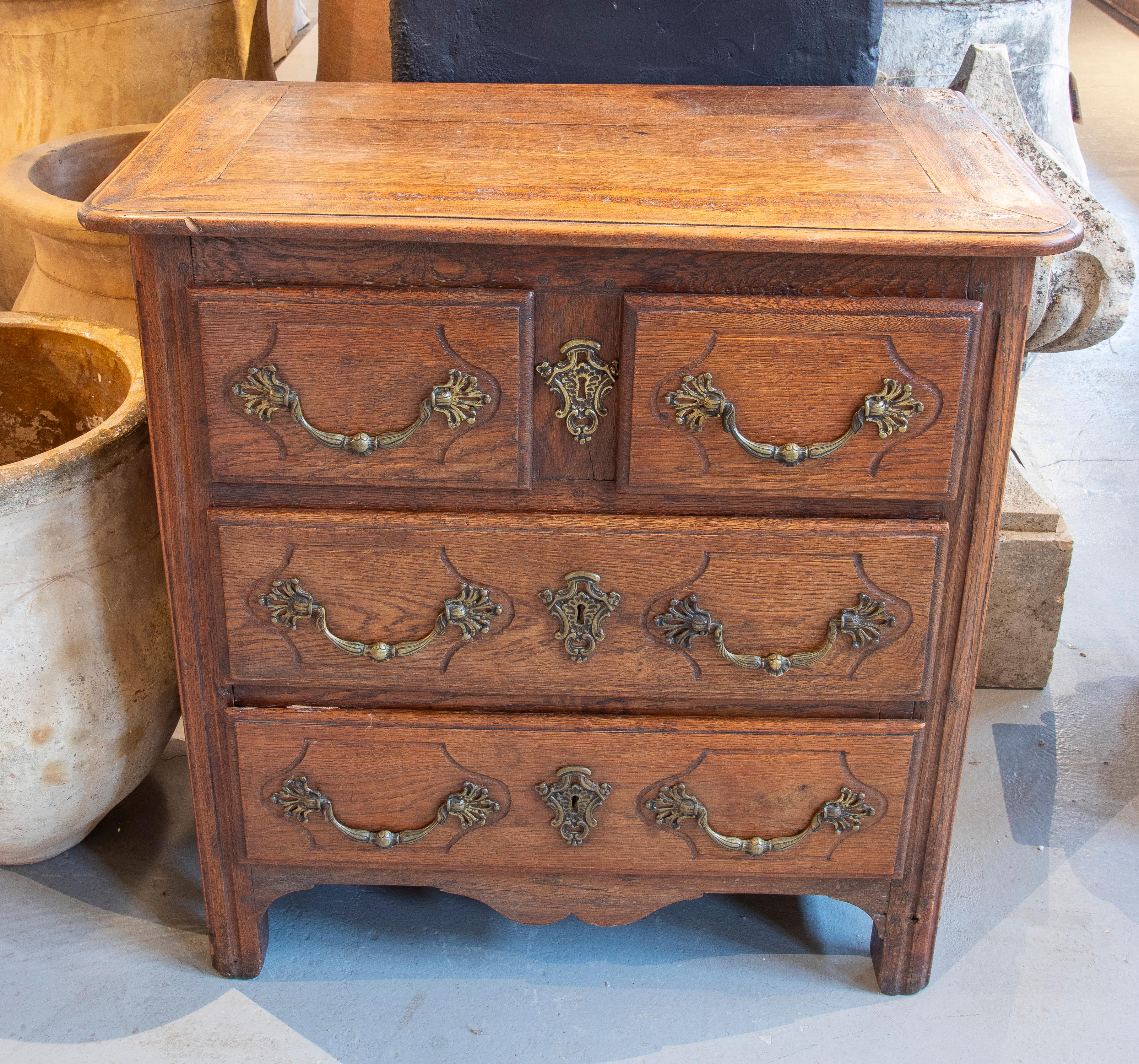 19th Century English Wooden Chest of Drawers with Three Drawers and Iron Fitting In Good Condition For Sale In Marbella, ES