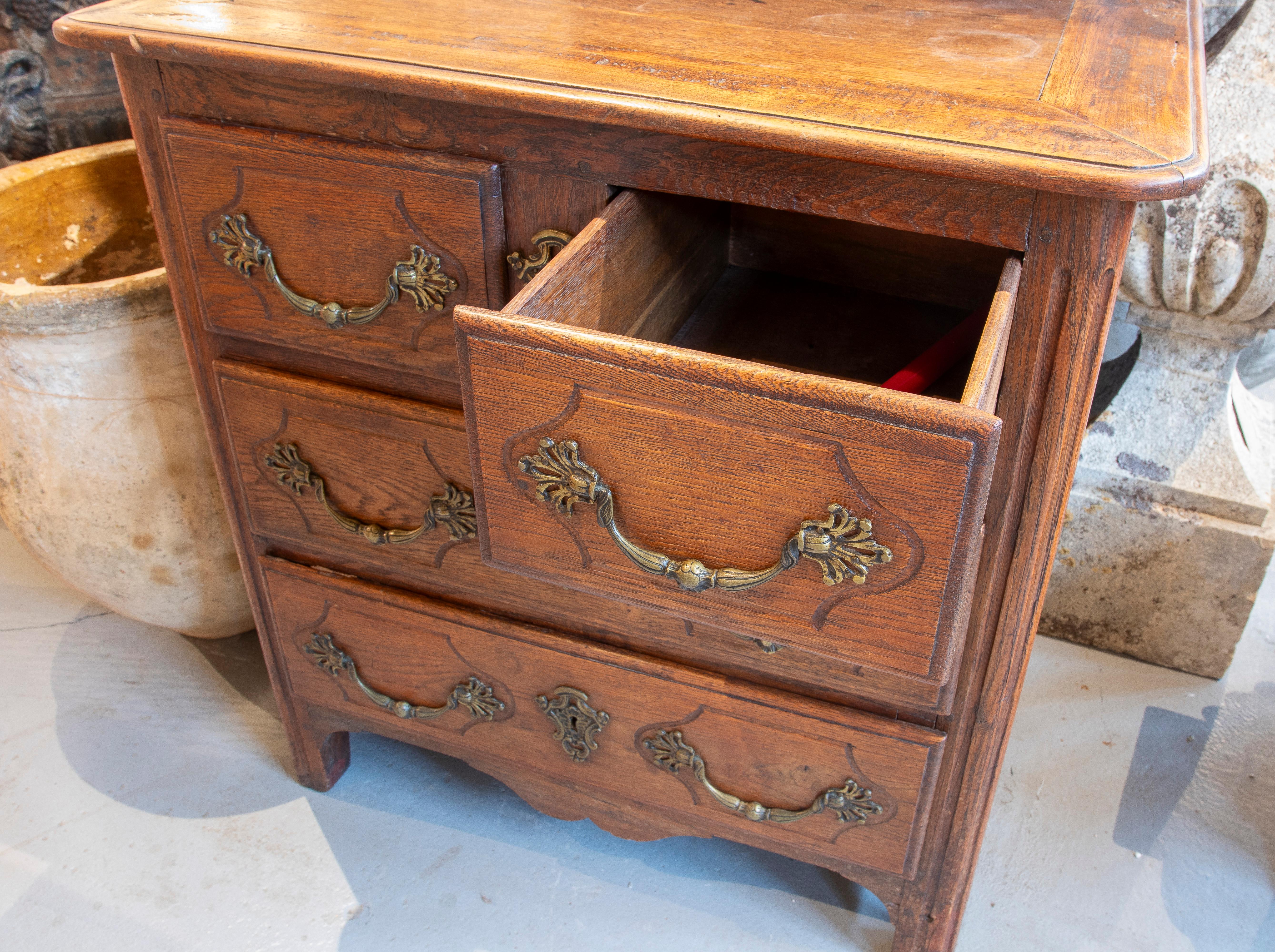 19th Century English Wooden Chest of Drawers with Three Drawers and Iron Fitting For Sale 4