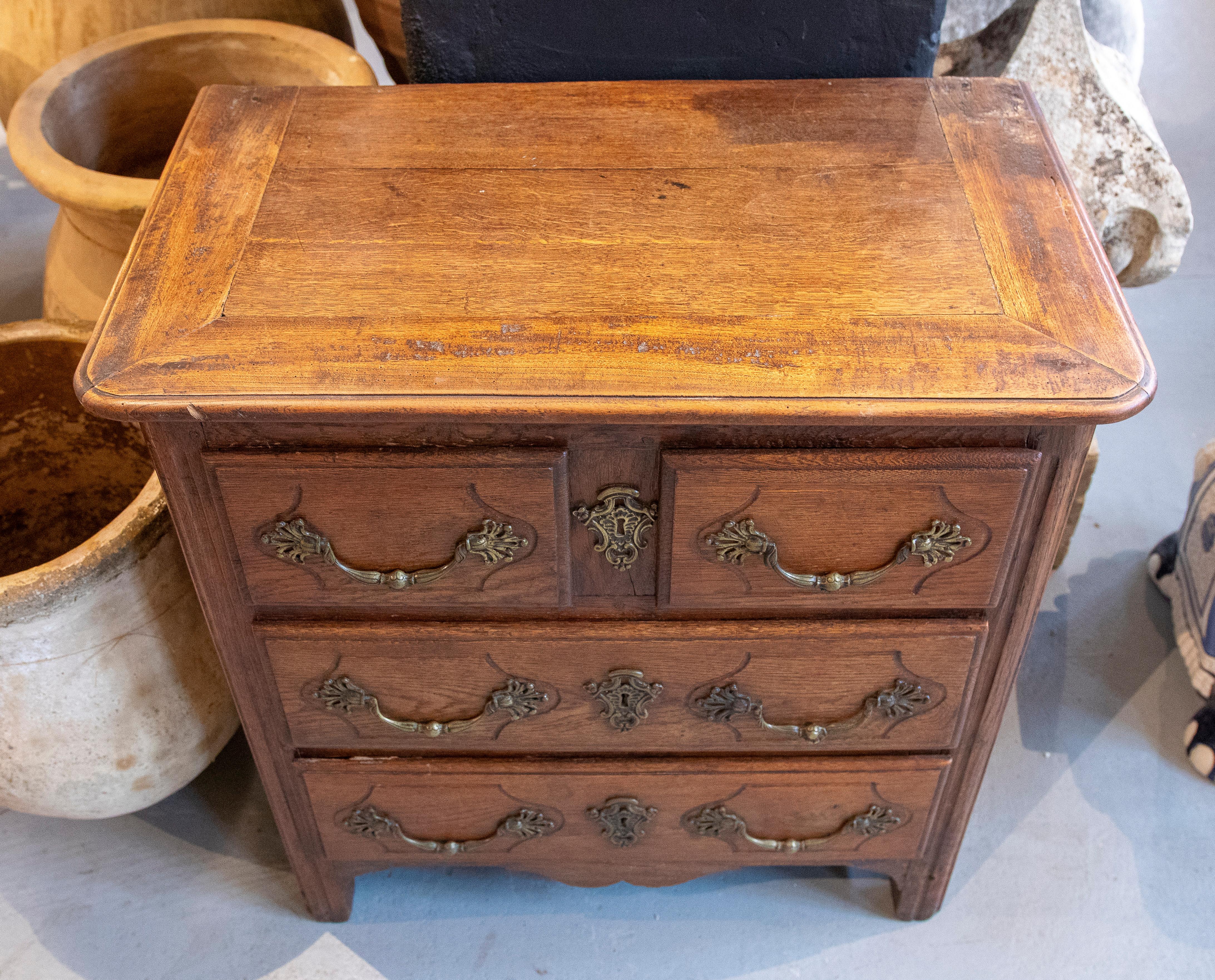 19th Century English Wooden Chest of Drawers with Three Drawers and Iron Fitting For Sale 5