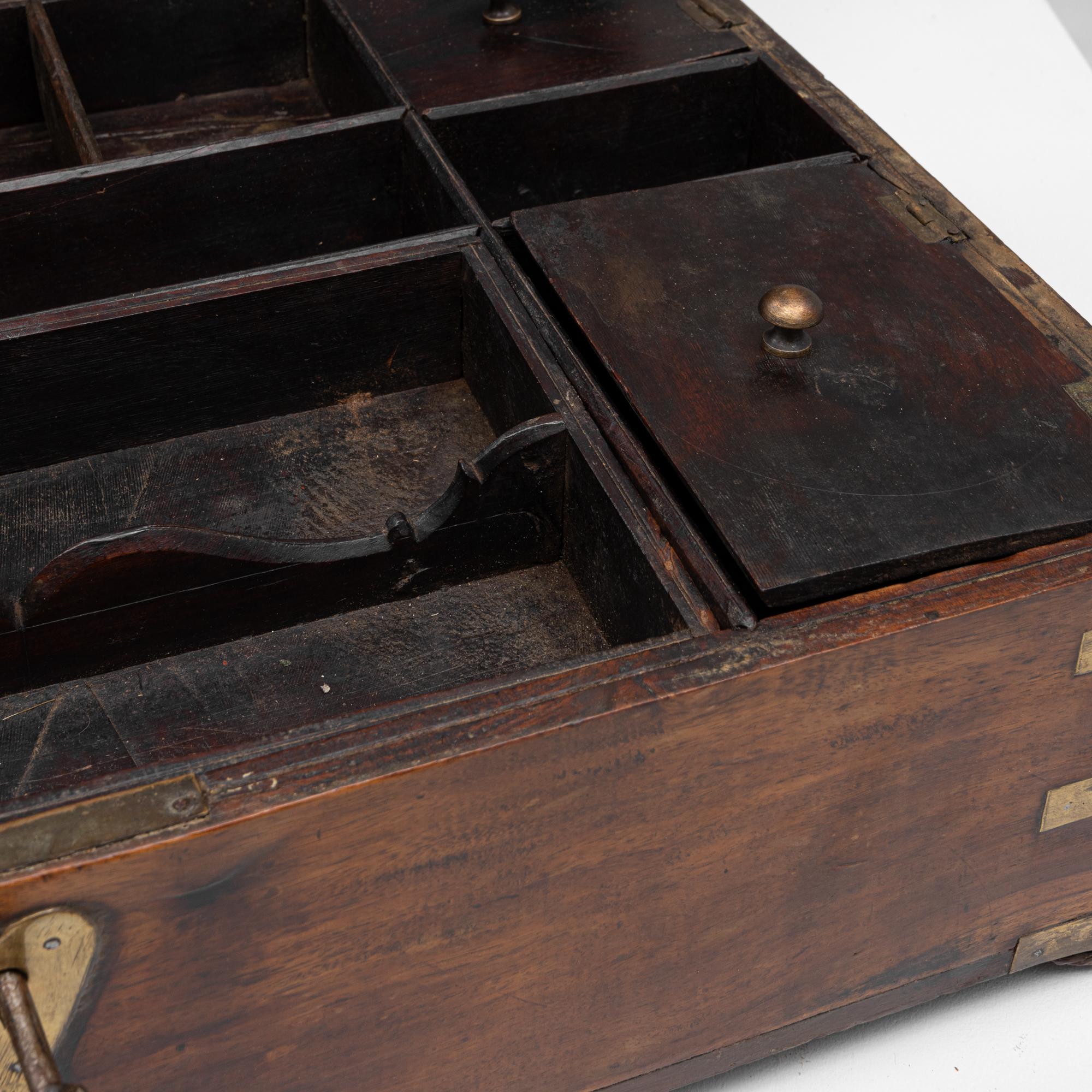 Boîte à souvenirs en bois anglaise du 19e siècle avec écusson en forme de coeur en vente 4