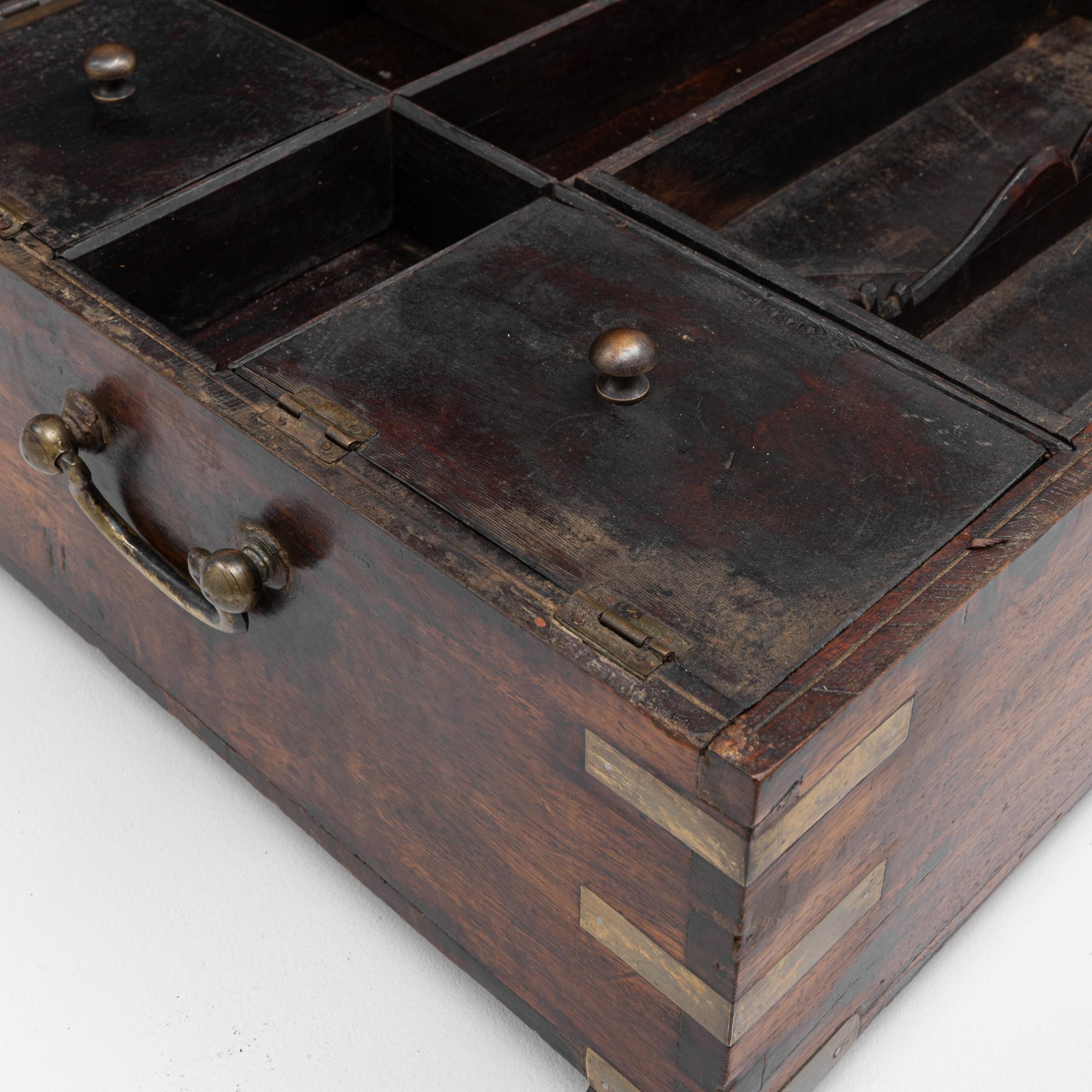 Boîte à souvenirs en bois anglaise du 19e siècle avec écusson en forme de coeur en vente 5