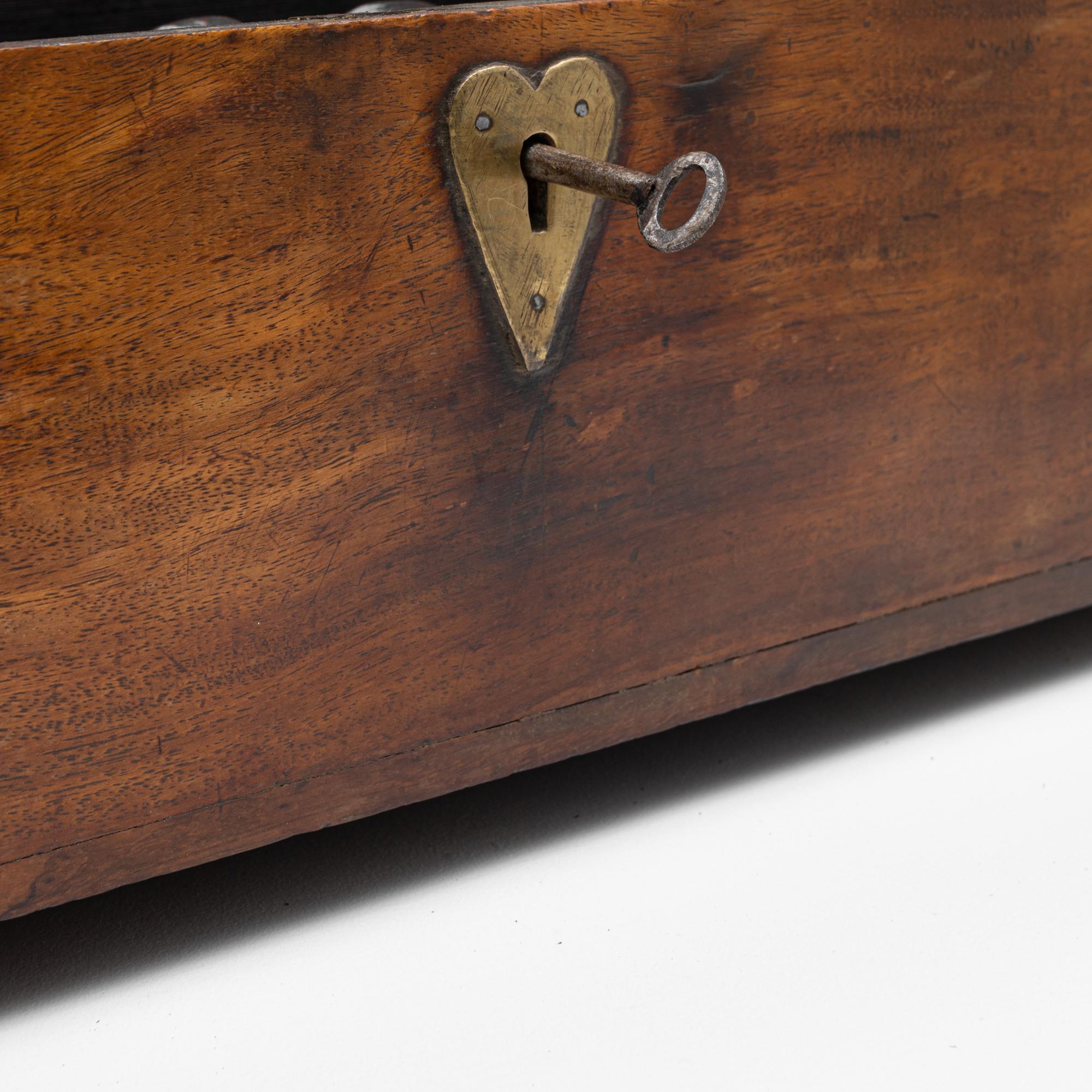 Boîte à souvenirs en bois anglaise du 19e siècle avec écusson en forme de coeur en vente 6