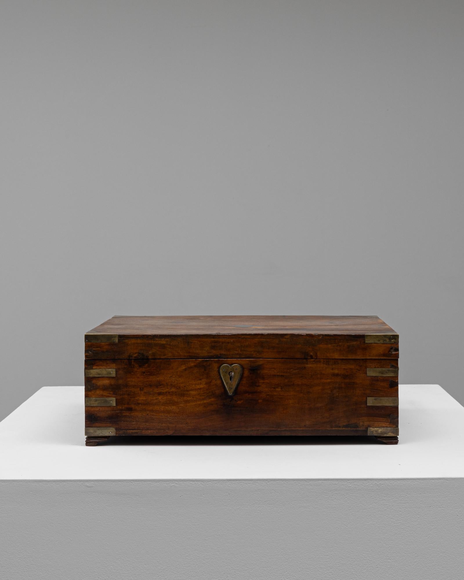 Boîte à souvenirs en bois anglaise du 19e siècle avec écusson en forme de coeur Bon état - En vente à High Point, NC