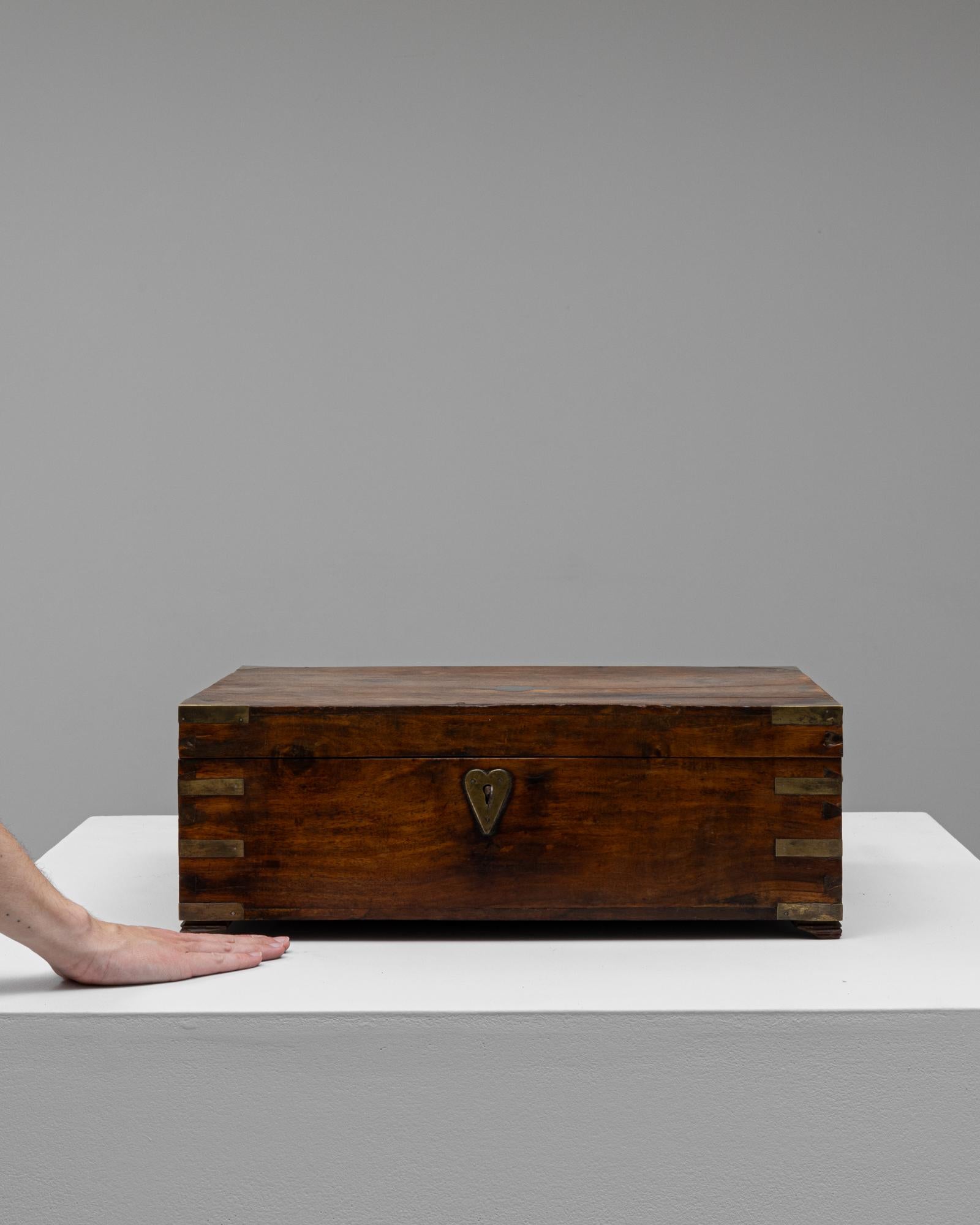 XIXe siècle Boîte à souvenirs en bois anglaise du 19e siècle avec écusson en forme de coeur en vente