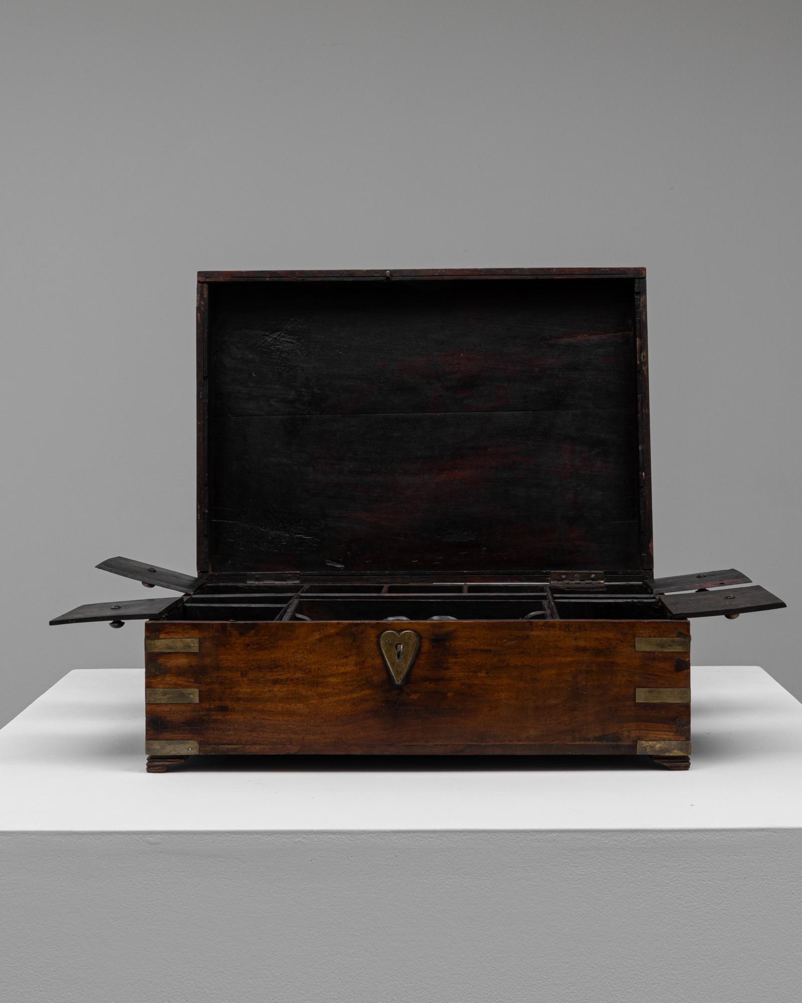 Métal Boîte à souvenirs en bois anglaise du 19e siècle avec écusson en forme de coeur en vente