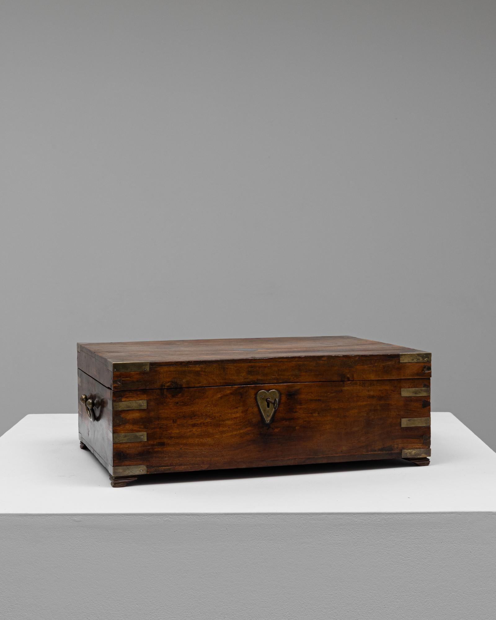 Boîte à souvenirs en bois anglaise du 19e siècle avec écusson en forme de coeur en vente 1