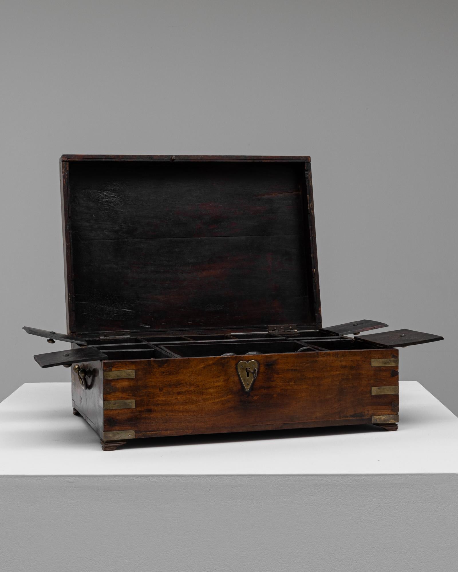 Boîte à souvenirs en bois anglaise du 19e siècle avec écusson en forme de coeur en vente 2