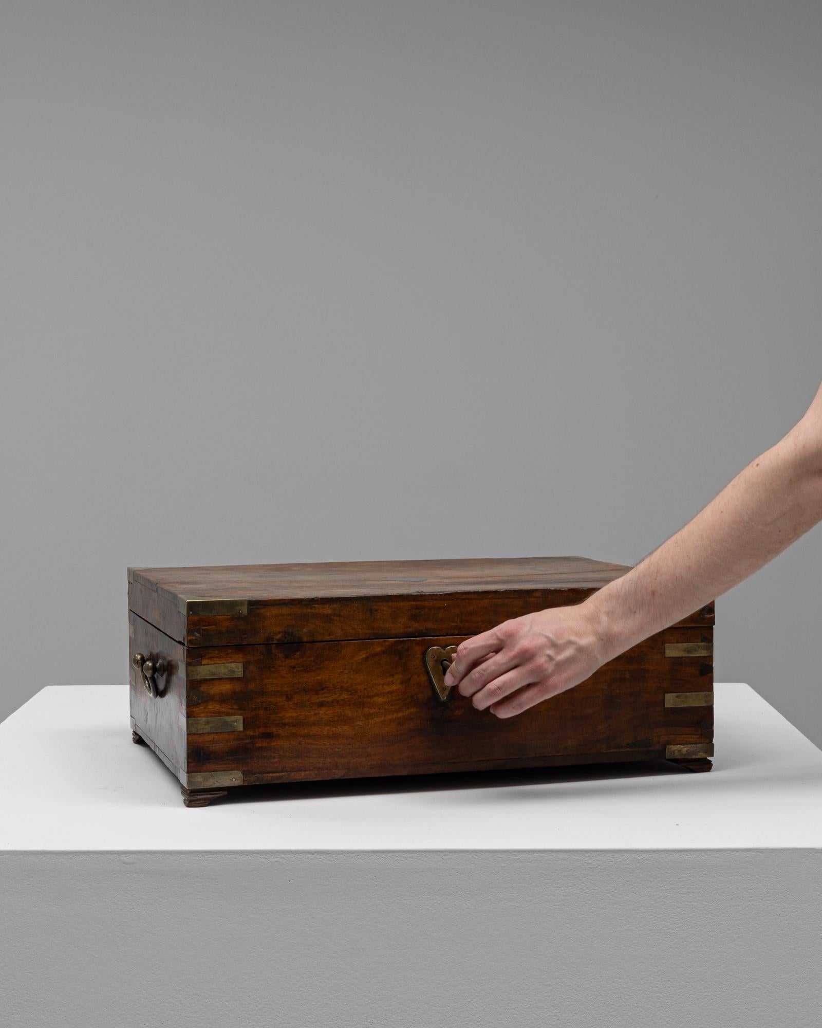 Boîte à souvenirs en bois anglaise du 19e siècle avec écusson en forme de coeur en vente 3