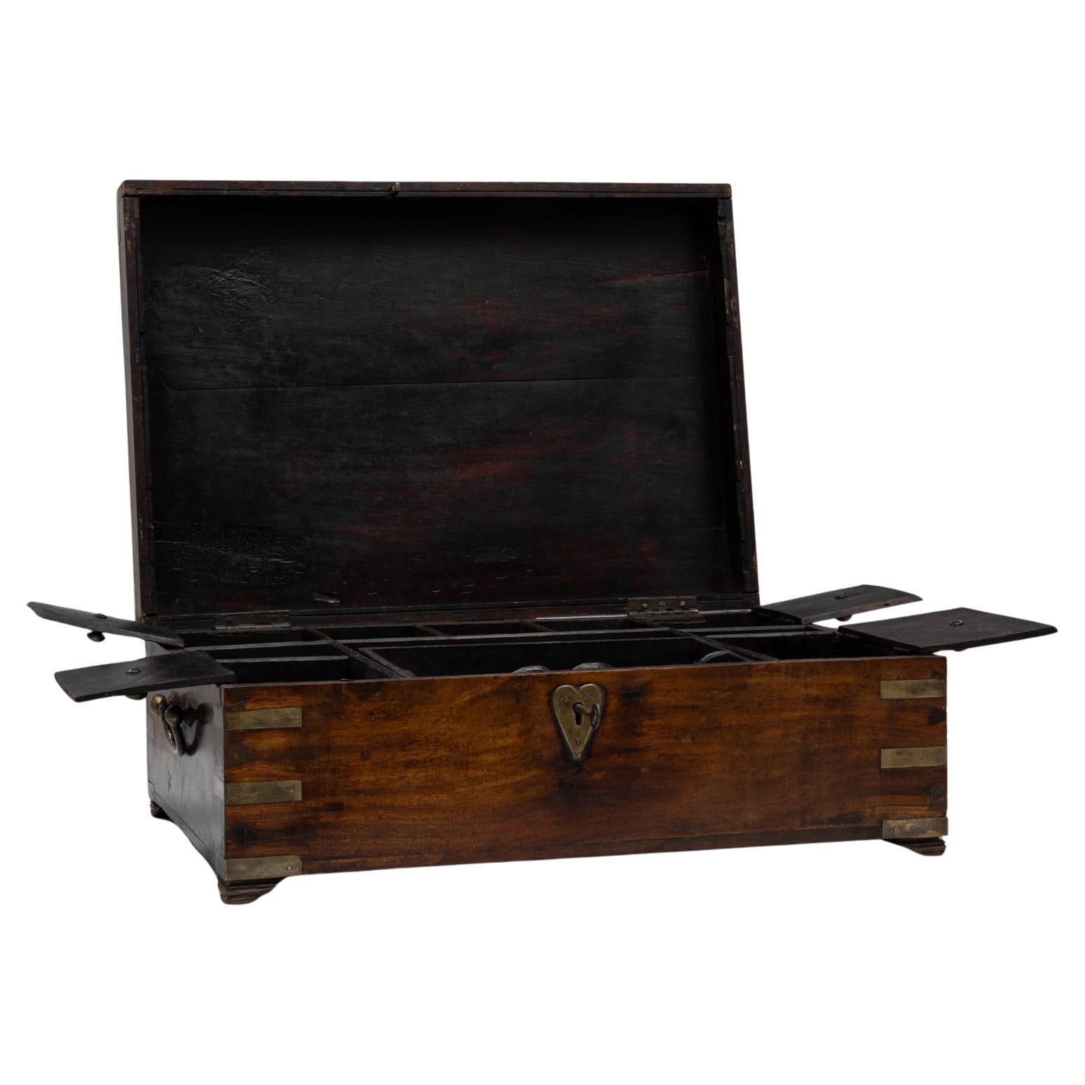 Boîte à souvenirs en bois anglaise du 19e siècle avec écusson en forme de coeur