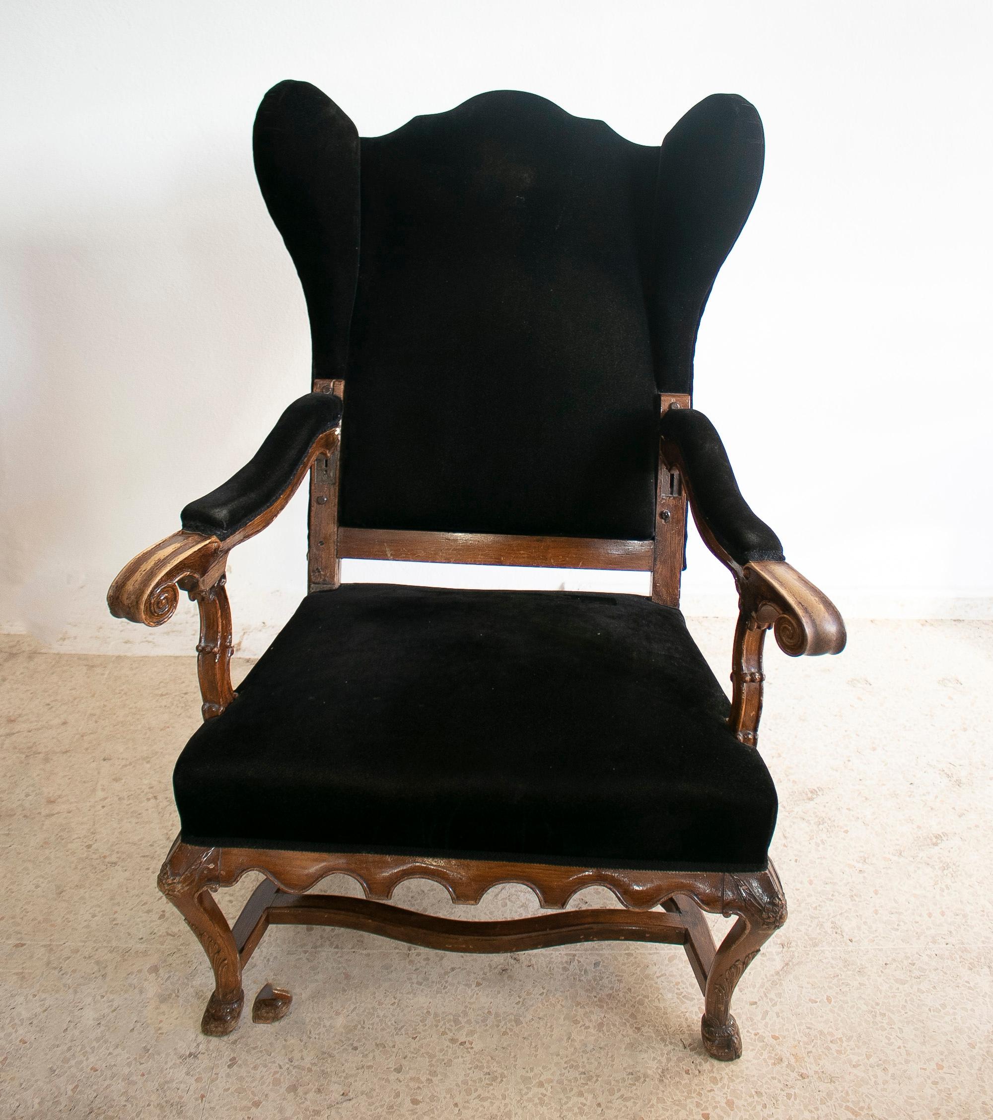 19th Century English Wooden Winged Armchair w/ Velvet Upholstery In Good Condition For Sale In Marbella, ES