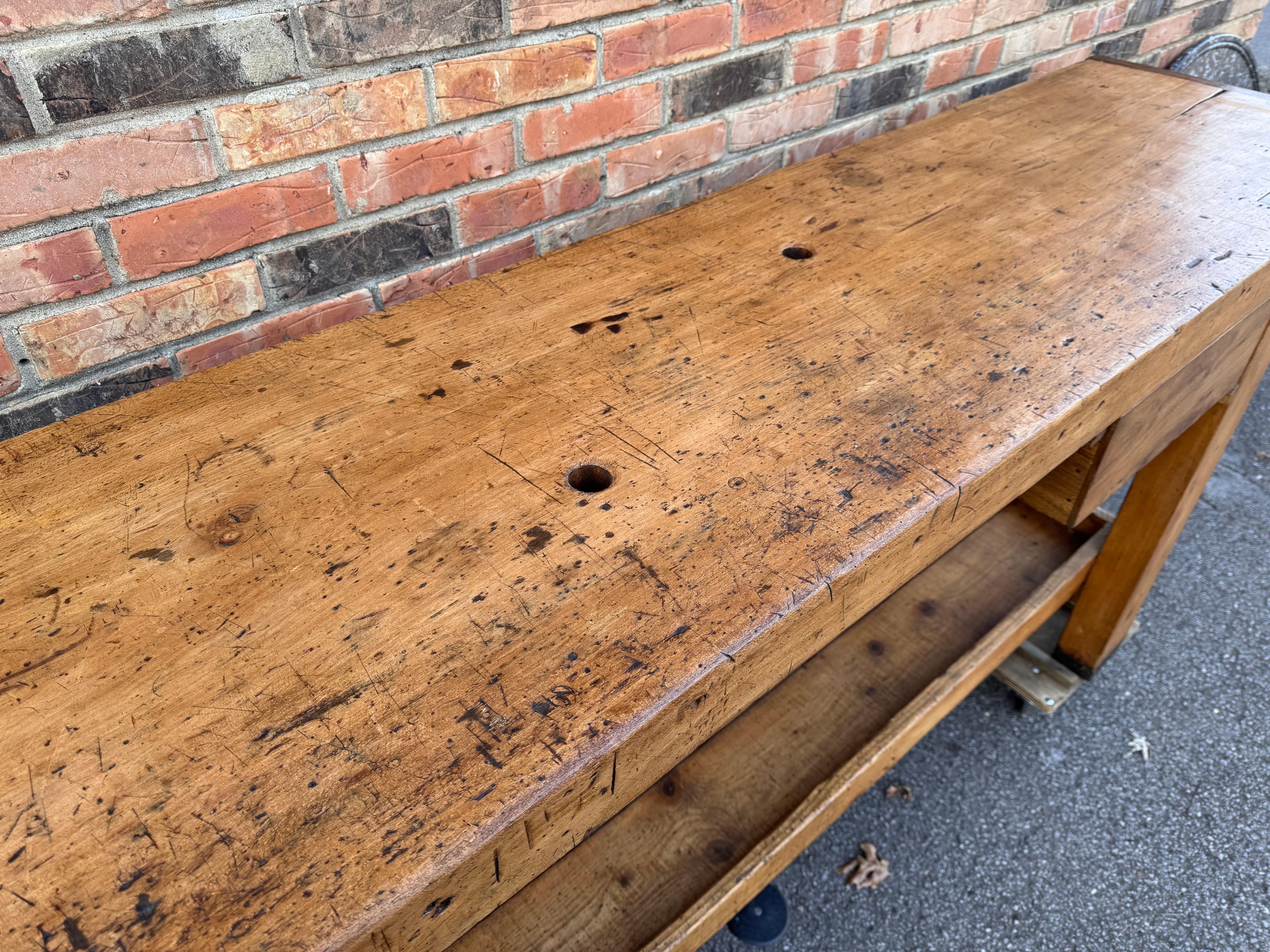 Se trata de un banco de cepillar original, restaurado y limpio, de madera maciza. Este banco de cepillar es una pieza pesada de la época, de alrededor de 1900, con una superficie viva y aceitada / patinada con antiguos agujeros de litera inactivos.