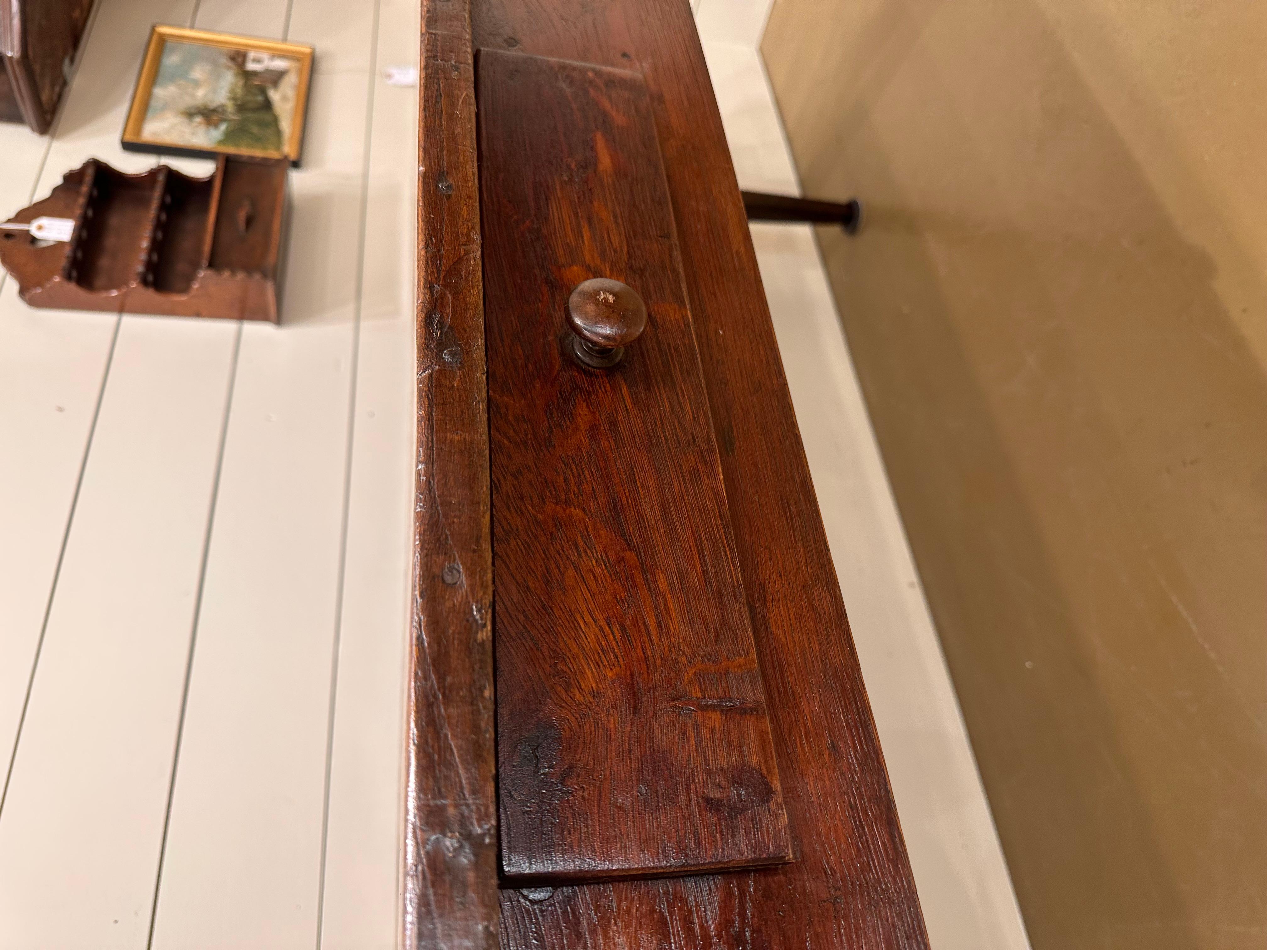 Ce bureau anglais du XIXe siècle avec tiroir est un mélange captivant d'histoire et de fonctionnalité. Fabriqué avec une élégance intemporelle, le bois riche et l'artisanat exquis en font un ajout unique à tout espace. L'ajout d'un tiroir pratique