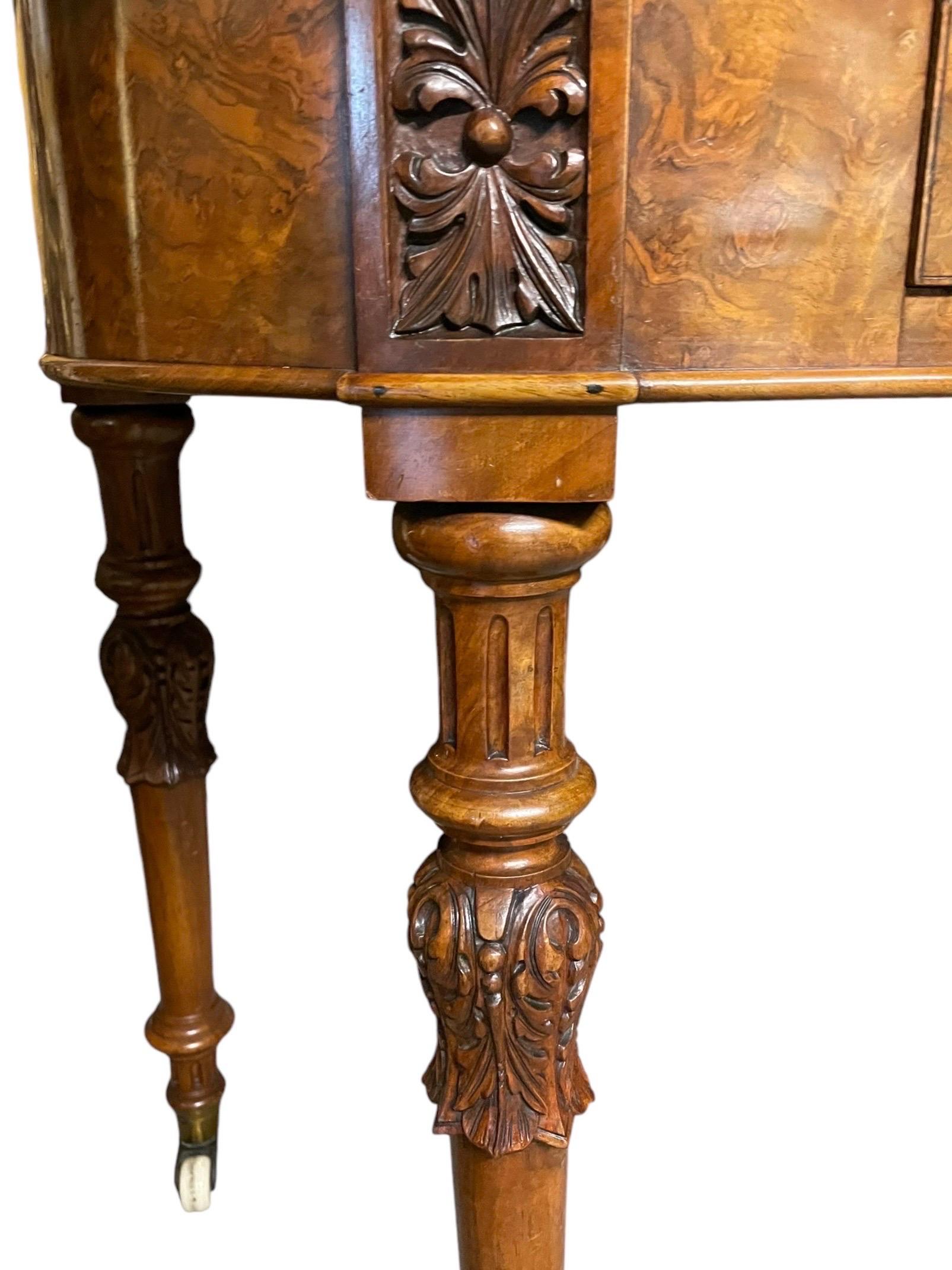 Table à écrire du milieu du 19e siècle en noyer flammé avec dessus de pad en cuir
et une pente réglable intégrée.
Vers 1860, ce meuble représente l'un des plus beaux exemples d'ébénisterie de cette période anglaise.
État d'origine intact
40