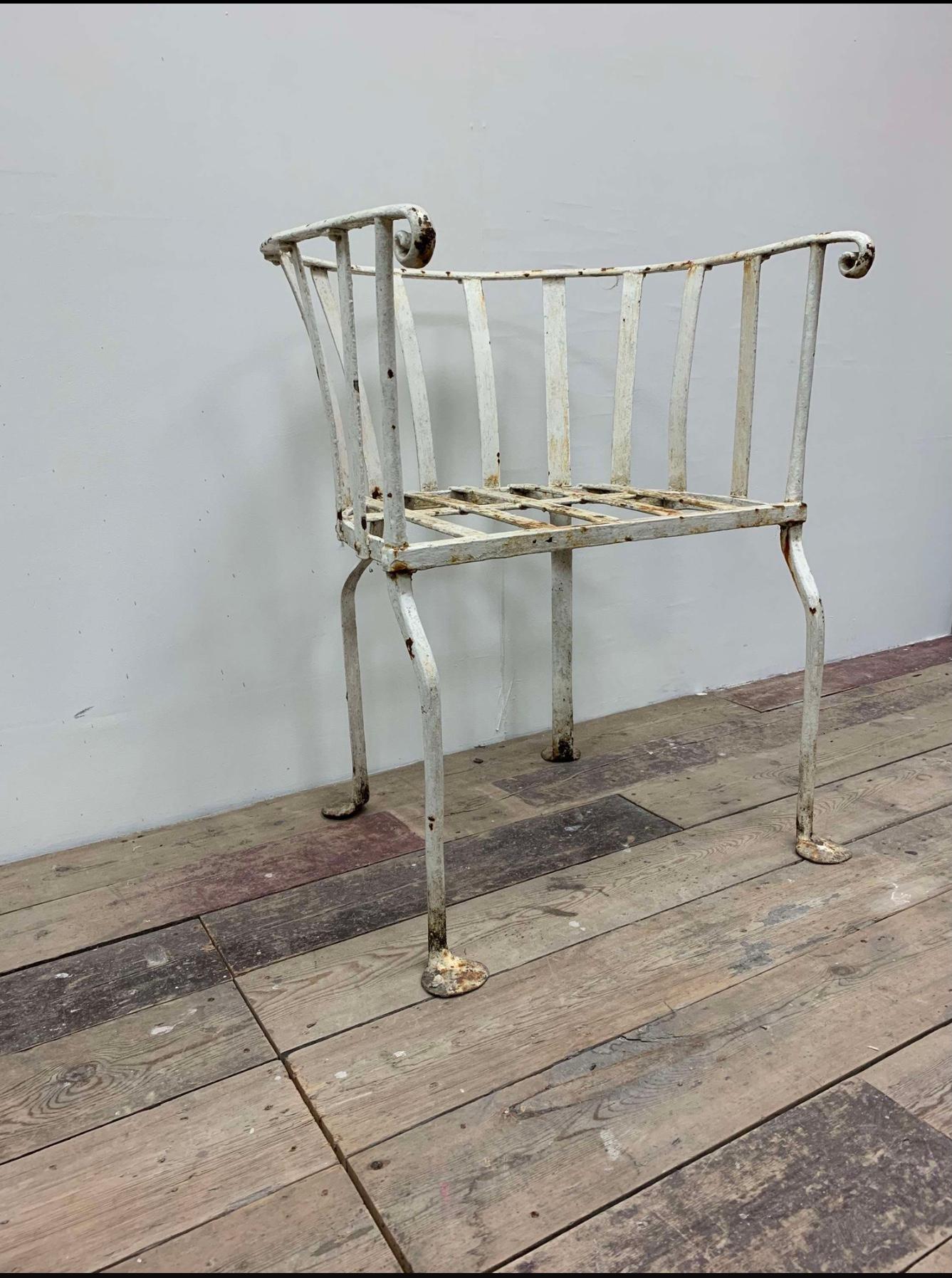 19th century English wrought iron garden chair with curved back In Good Condition For Sale In London, GB