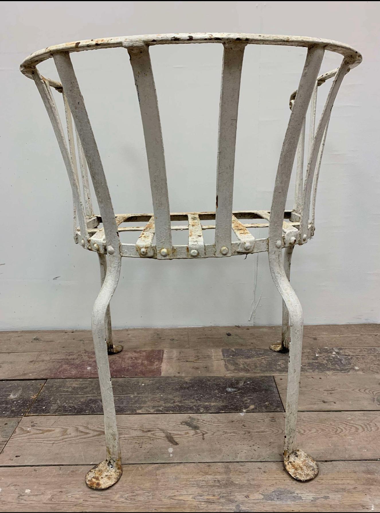19th century English wrought iron garden chair with curved back For Sale 1