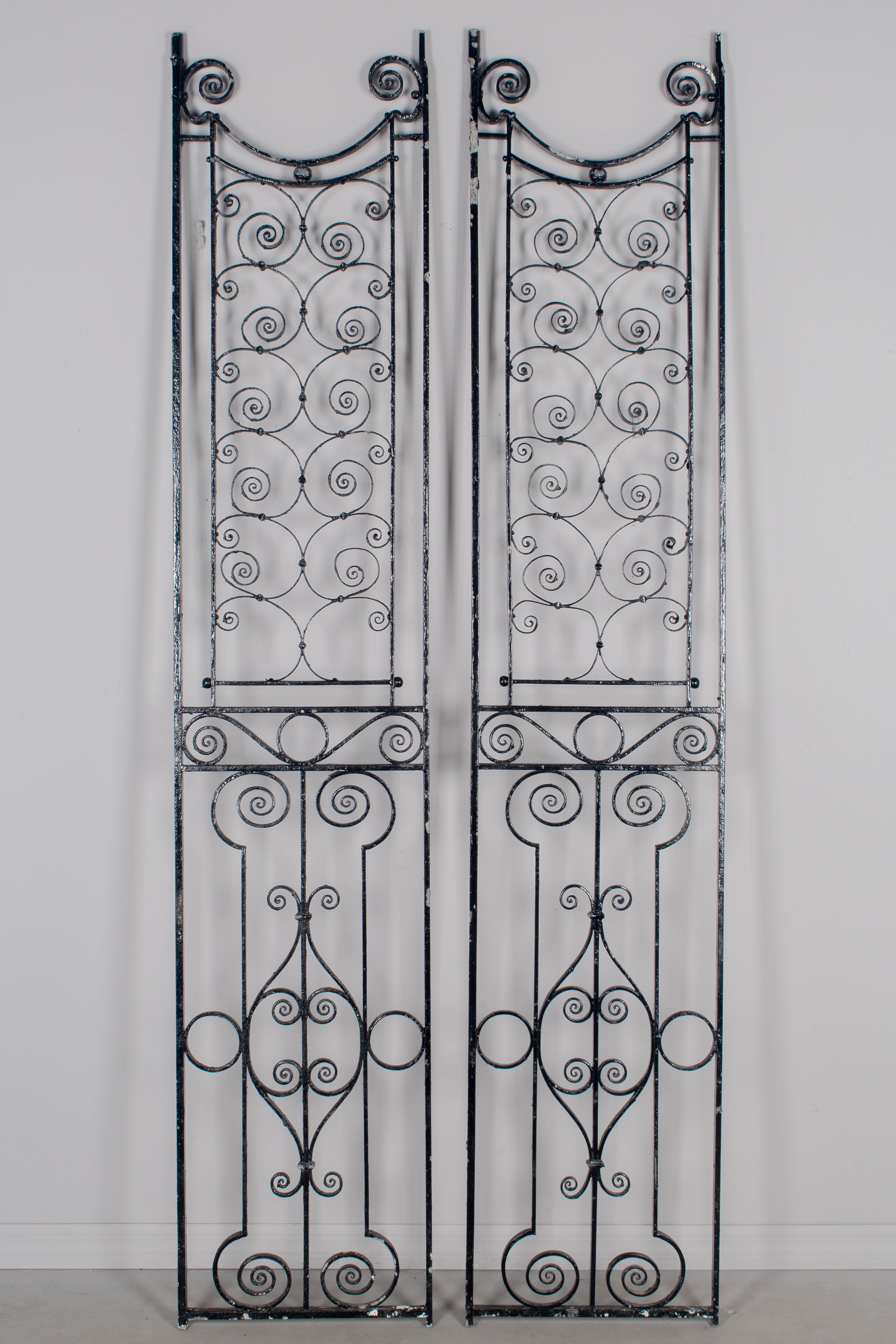 Art Nouveau Coppia di grate per cancelli da giardino in ferro battuto del XIX secolo inglese in vendita
