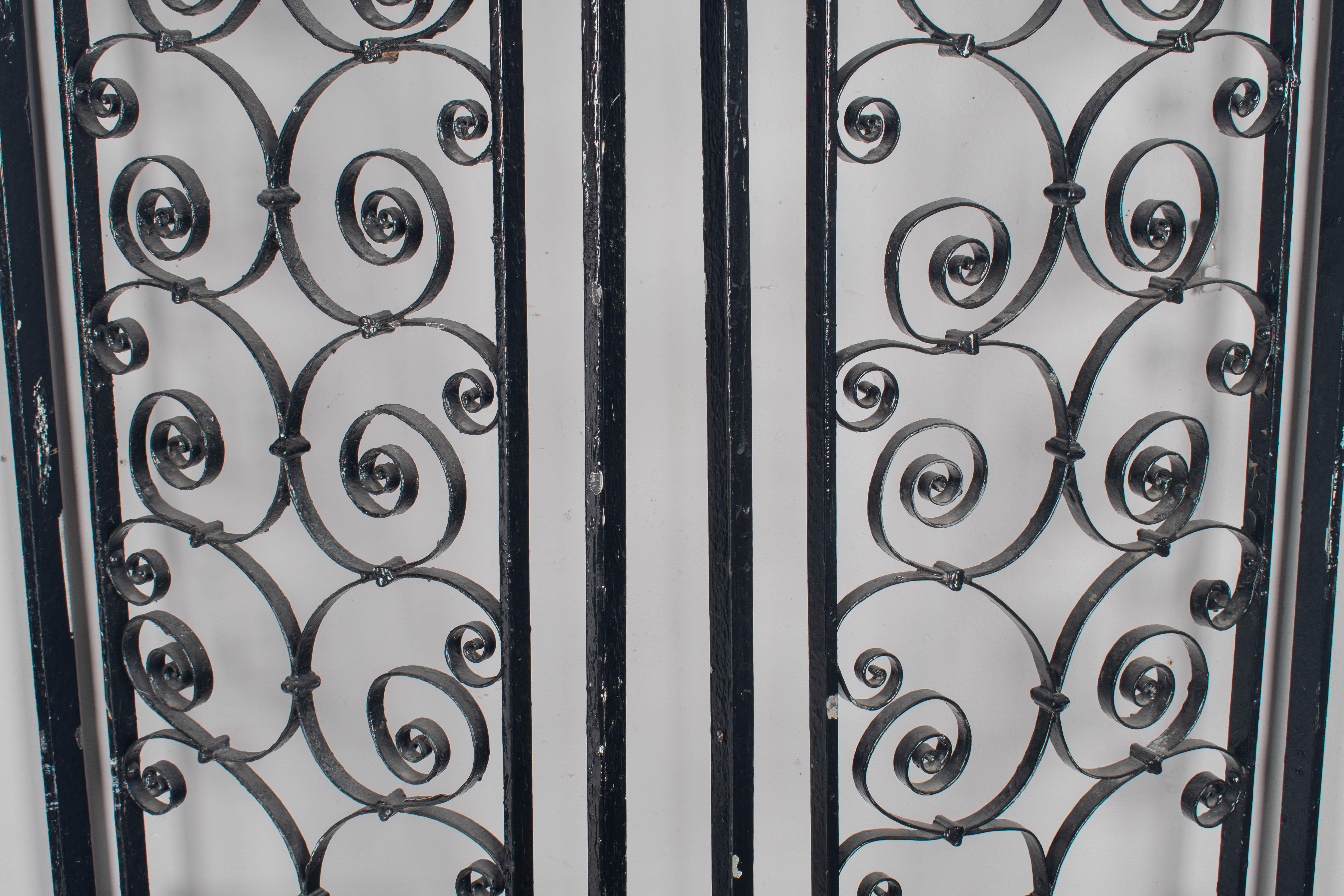 Coppia di grate per cancelli da giardino in ferro battuto del XIX secolo inglese In condizioni buone in vendita a Winter Park, FL