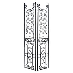 Par de rejas de hierro forjado inglés del siglo XIX para puertas de jardín