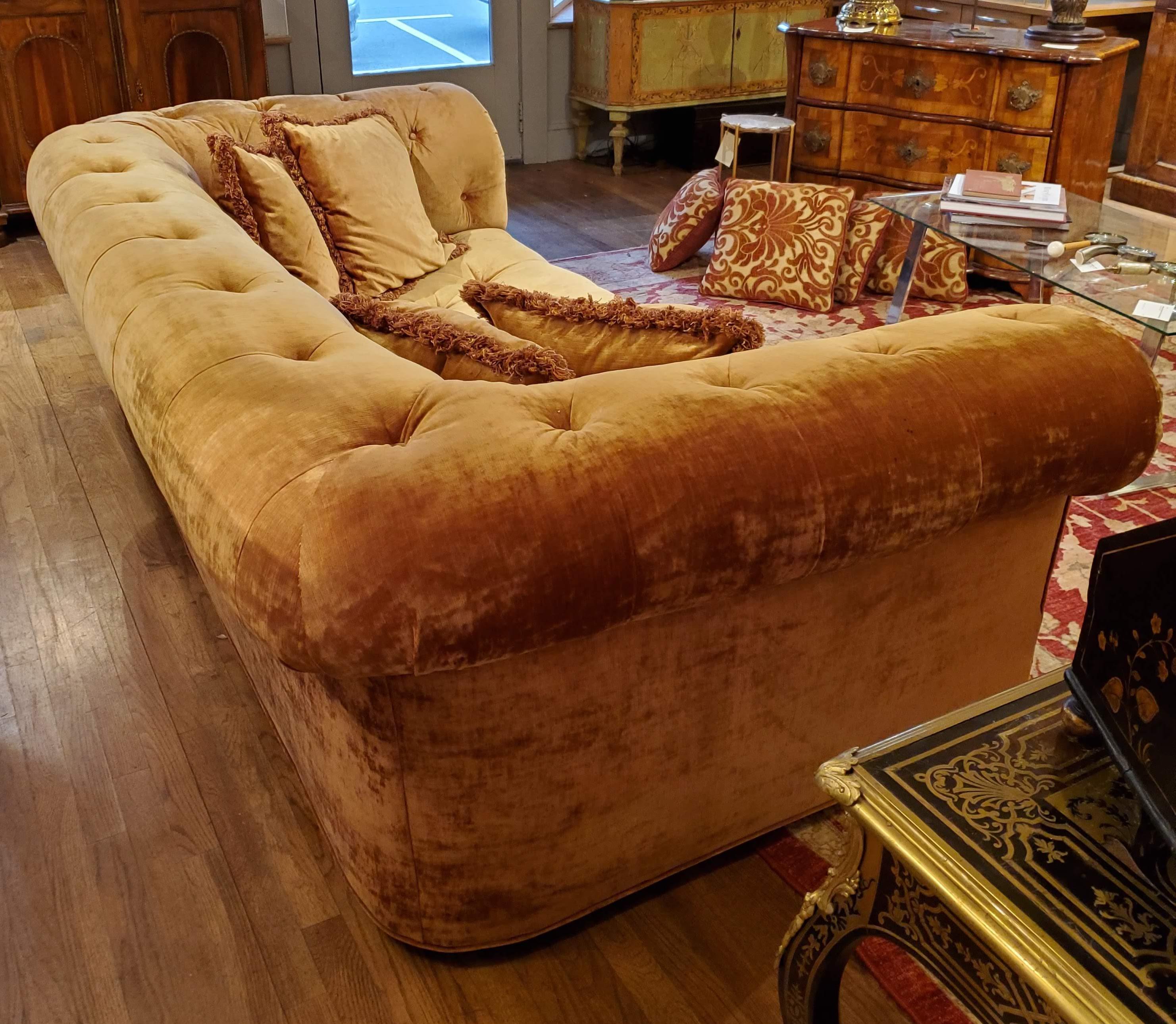 Large 19th Century English Yellow Gold Velvet Chesterfield In Good Condition In Middleburg, VA