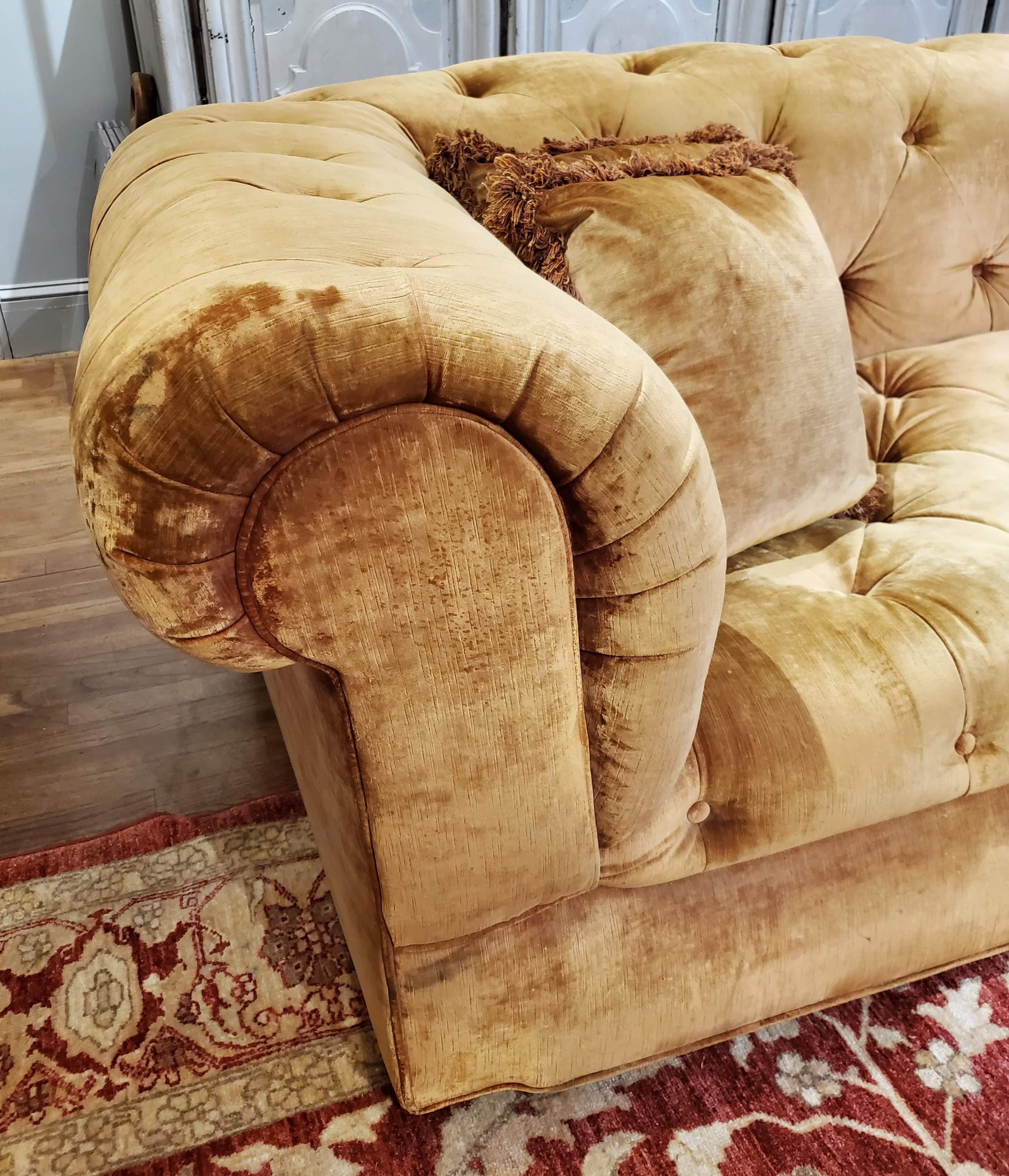 Large 19th Century English Yellow Gold Velvet Chesterfield 1
