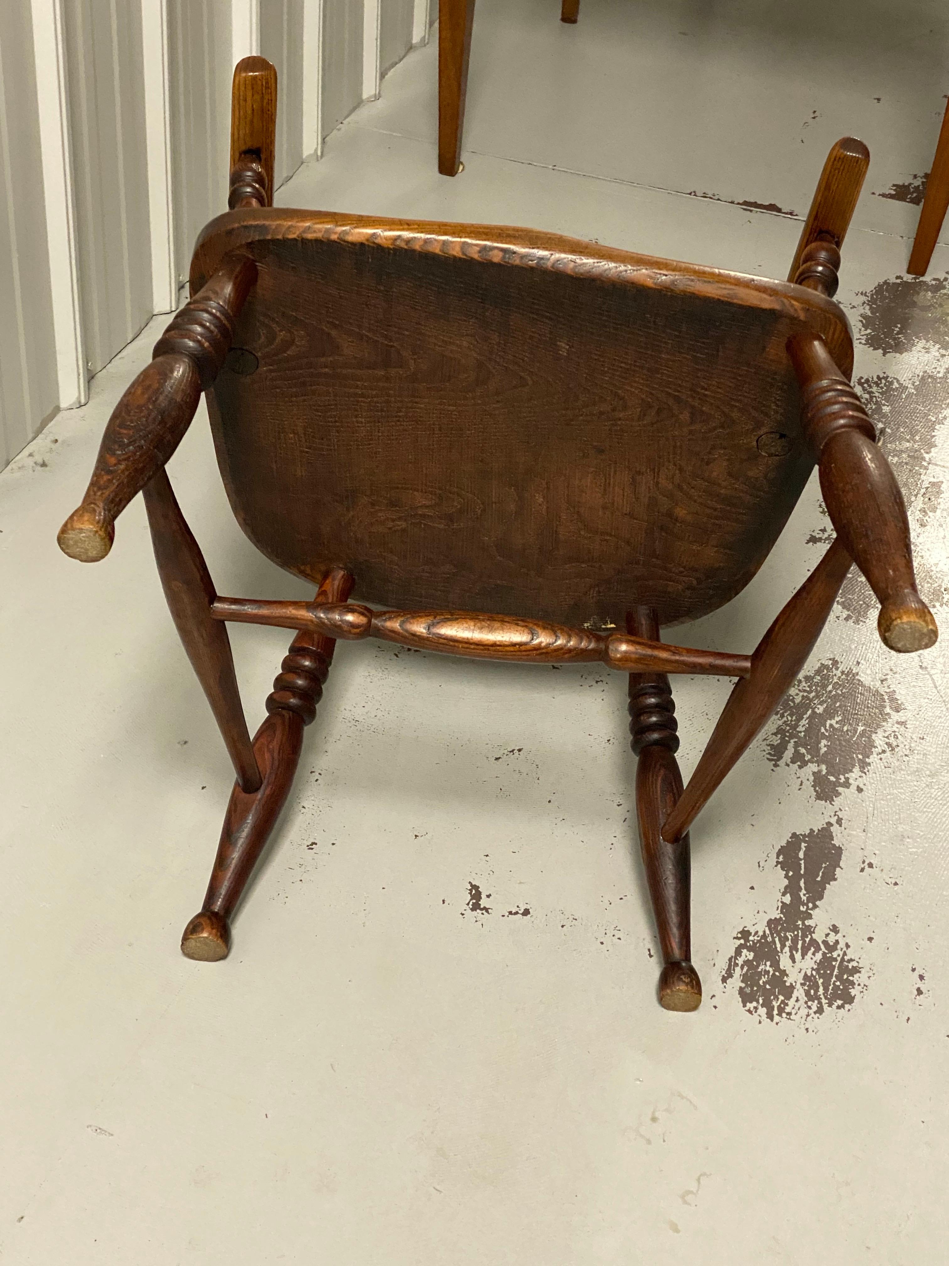 Fauteuil Windsor à dossier arrondi en if et en frêne du 19e siècle en vente 4