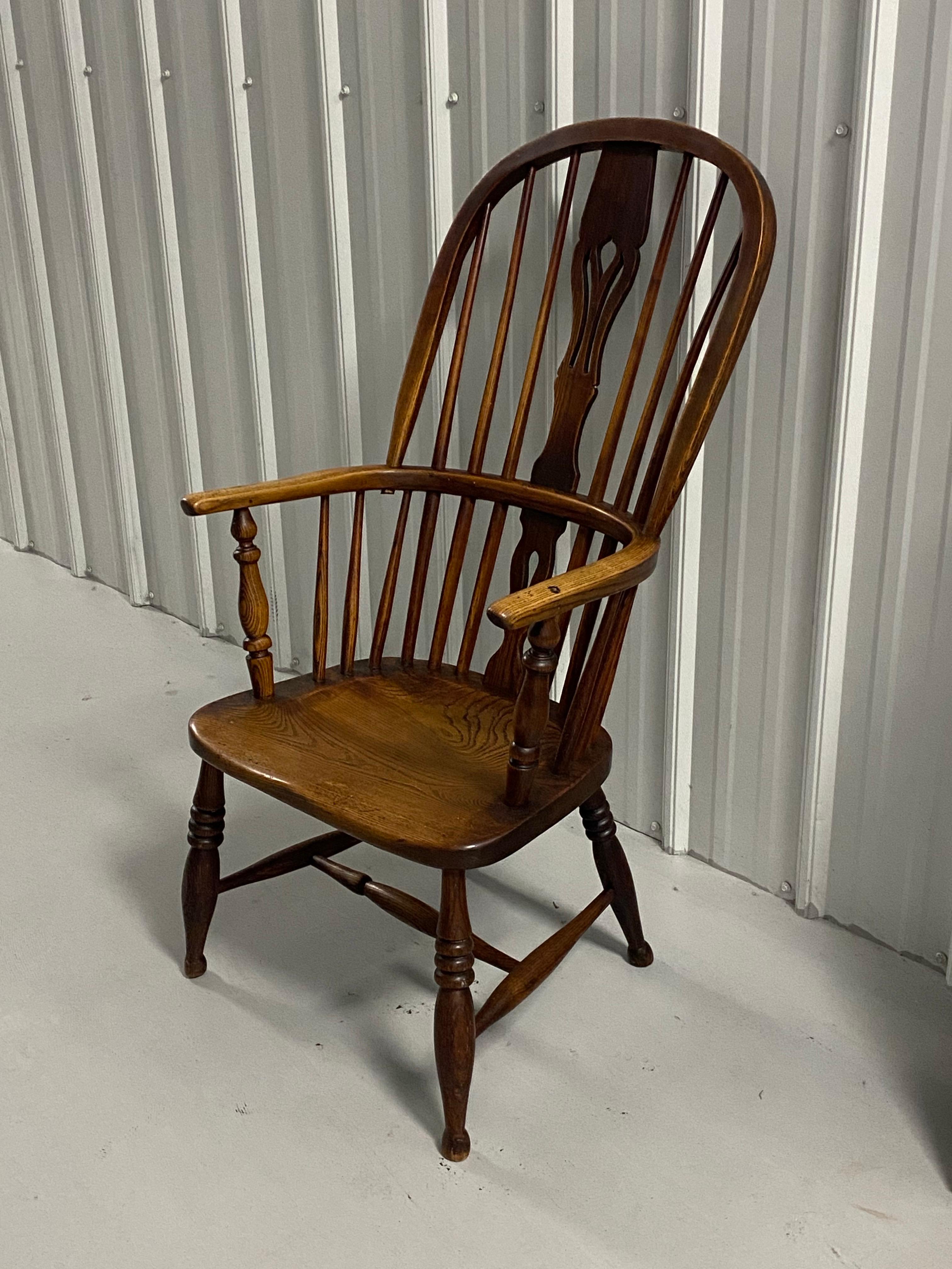 Fauteuil Windsor à dossier arrondi en if et en frêne du 19e siècle
Il s'agit d'un fauteuil Windsor anglais classique, fabriqué principalement en frêne et en orme. La finition chaude, brun-rouge, met en valeur le grain naturel du bois,