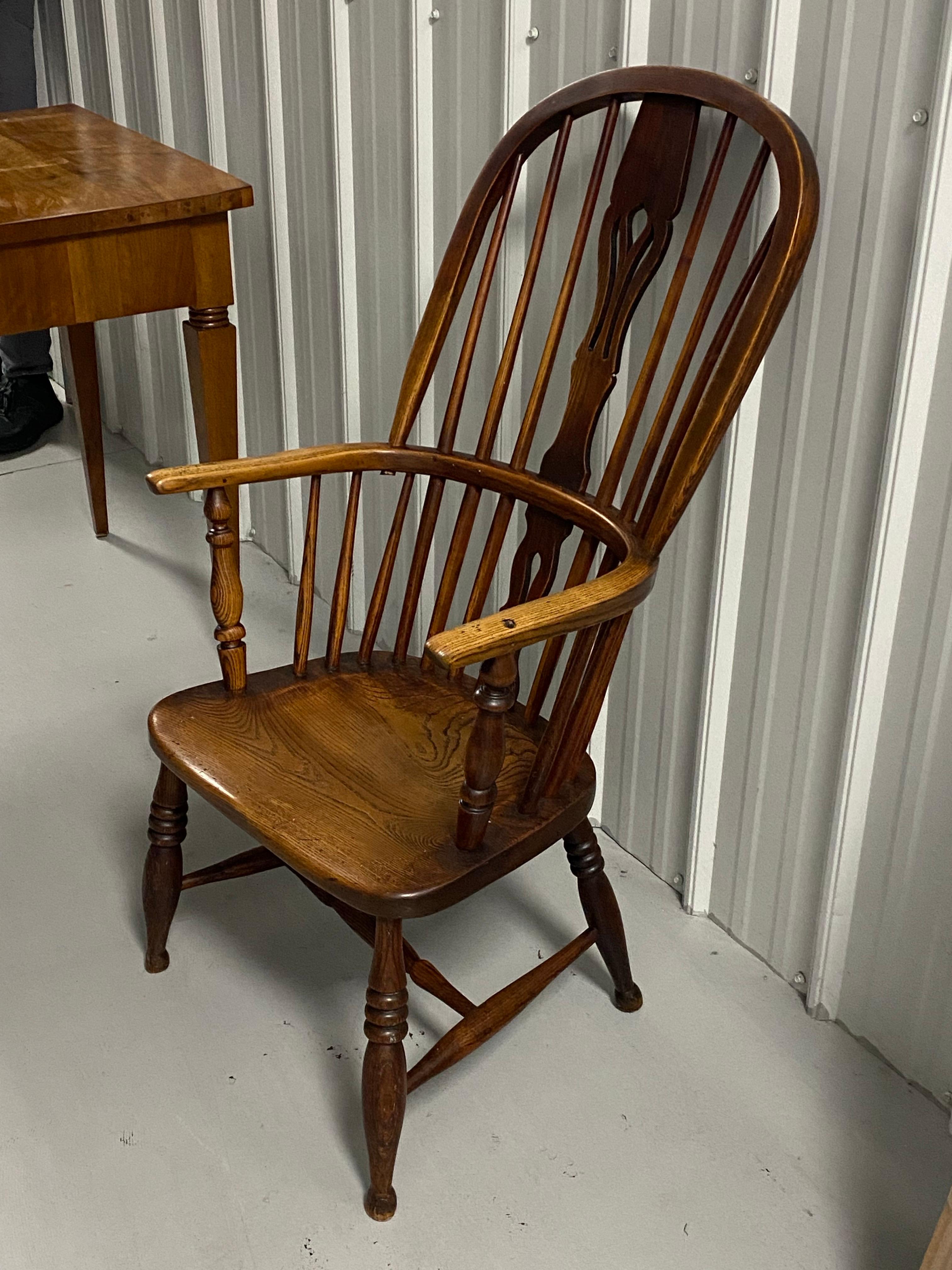 Anglais Fauteuil Windsor à dossier arrondi en if et en frêne du 19e siècle en vente