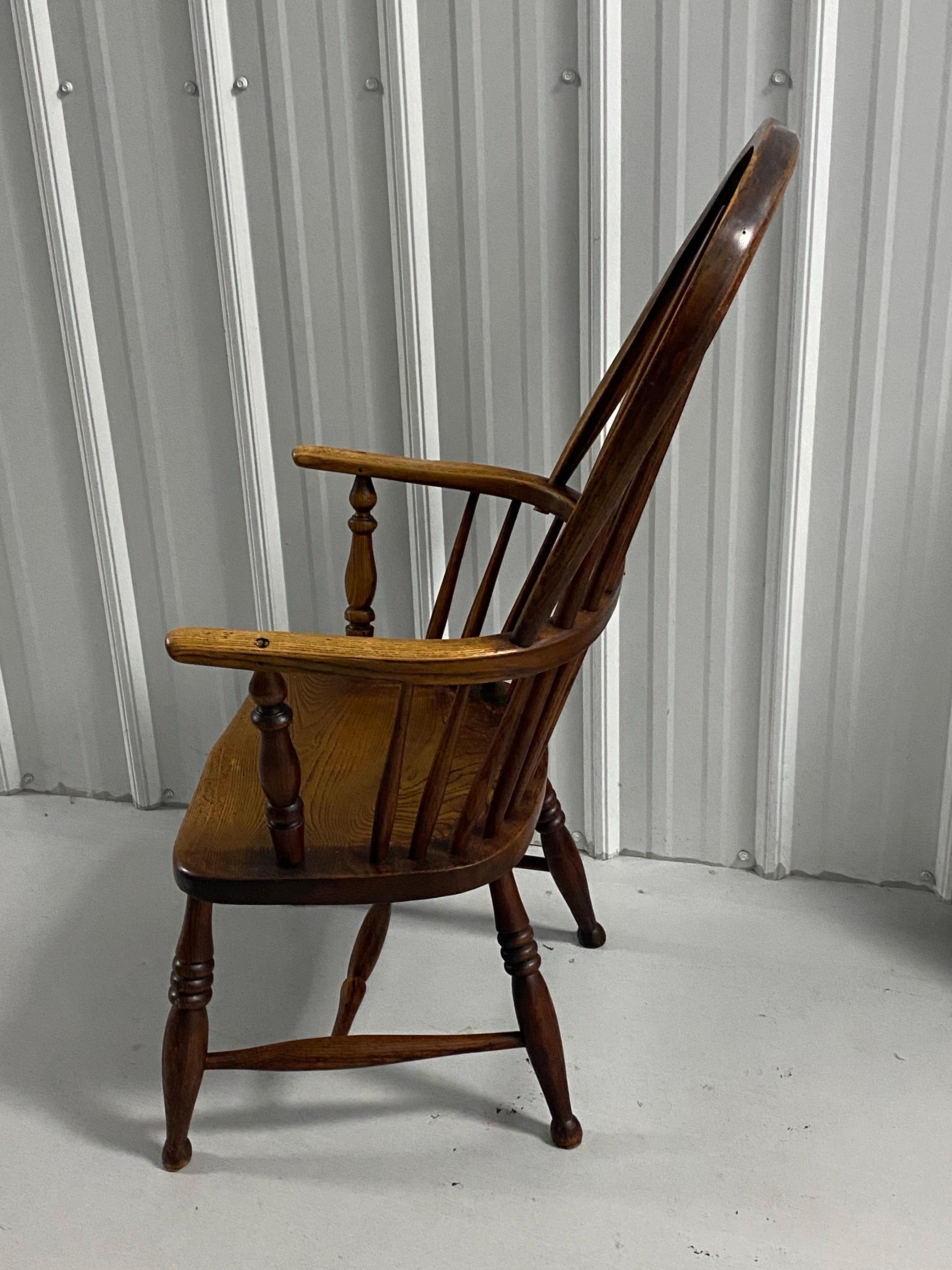 Fauteuil Windsor à dossier arrondi en if et en frêne du 19e siècle Bon état - En vente à Southampton, NY