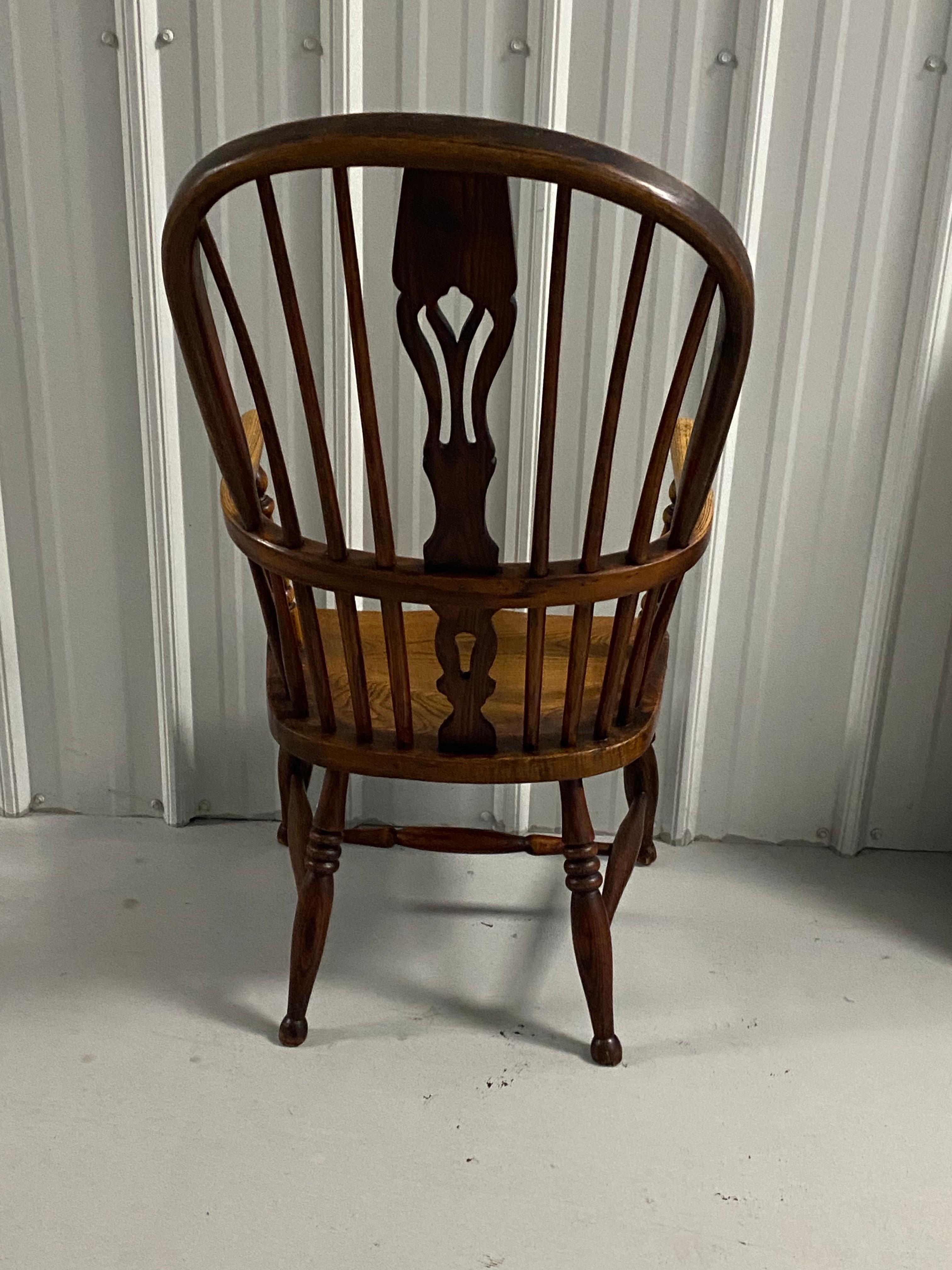 XIXe siècle Fauteuil Windsor à dossier arrondi en if et en frêne du 19e siècle en vente