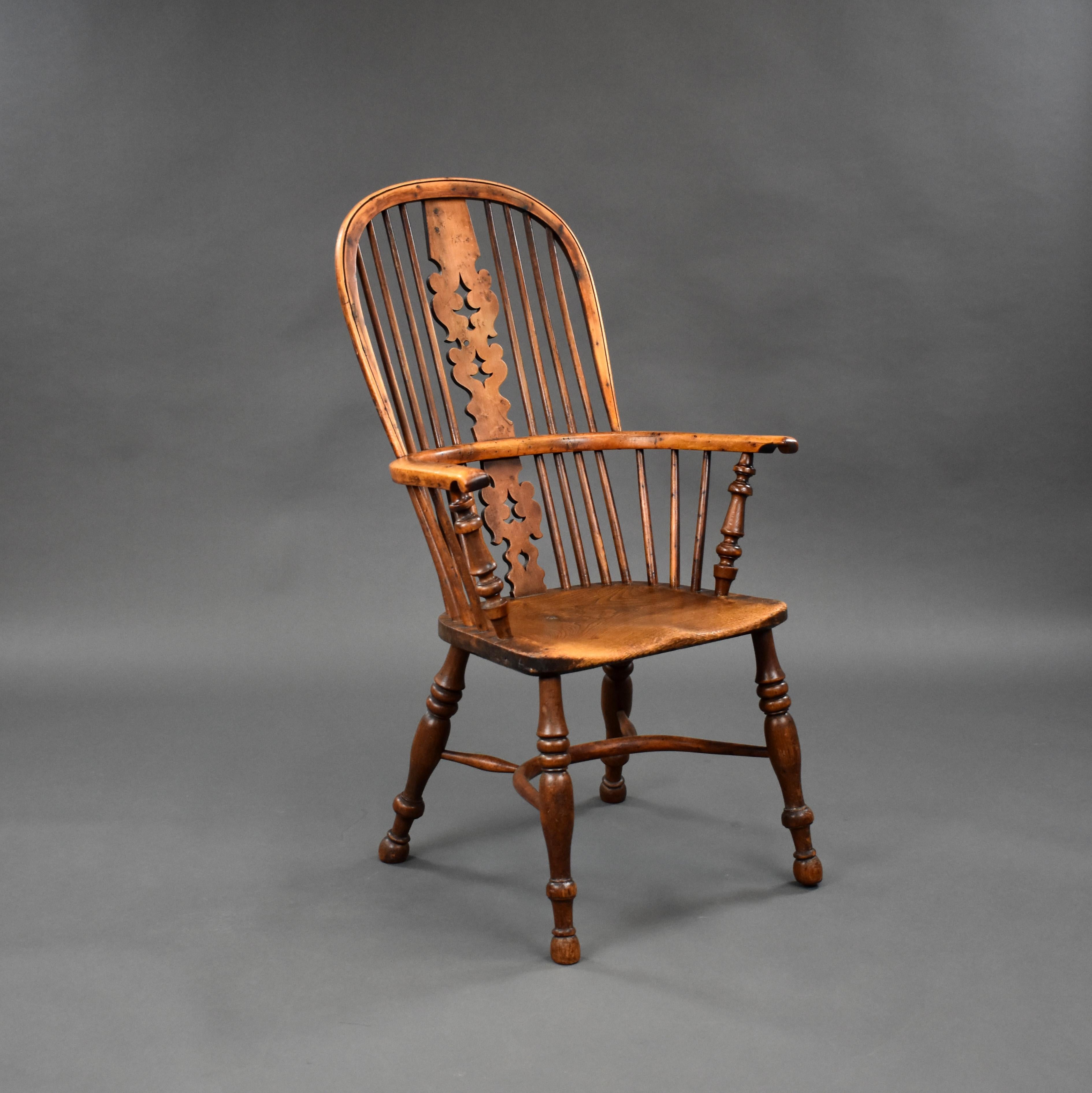 Nous proposons à la vente une chaise Windsor à haut dossier en bois d'if et d'orme de bonne qualité, datant du 19ème siècle, avec un dossier en bois d'if et un siège en orme, reposant sur des pieds tournés unis par une civière. La chaise conserve