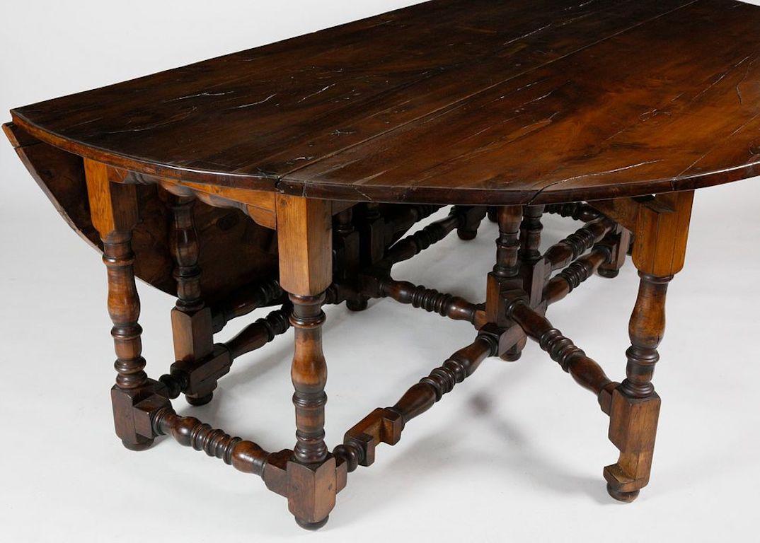 Englischer Esstisch aus Eibenholz mit klappbaren Torbeinen aus dem 19. Jahrhundert (Amerikanisch Kolonial) im Angebot
