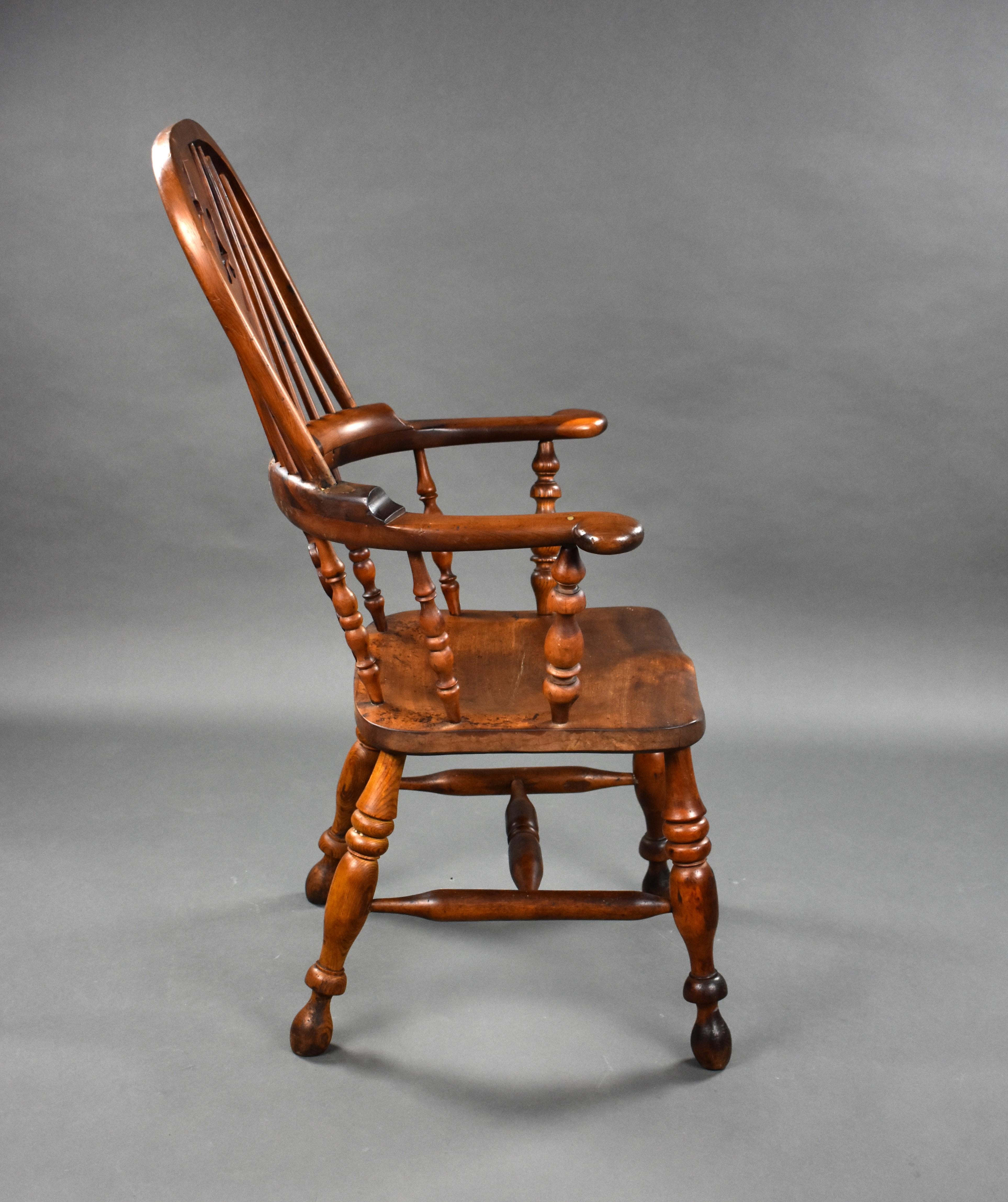 19th Century English Yew Wood High Back Broad Arm Windsor Chair In Good Condition For Sale In Chelmsford, Essex
