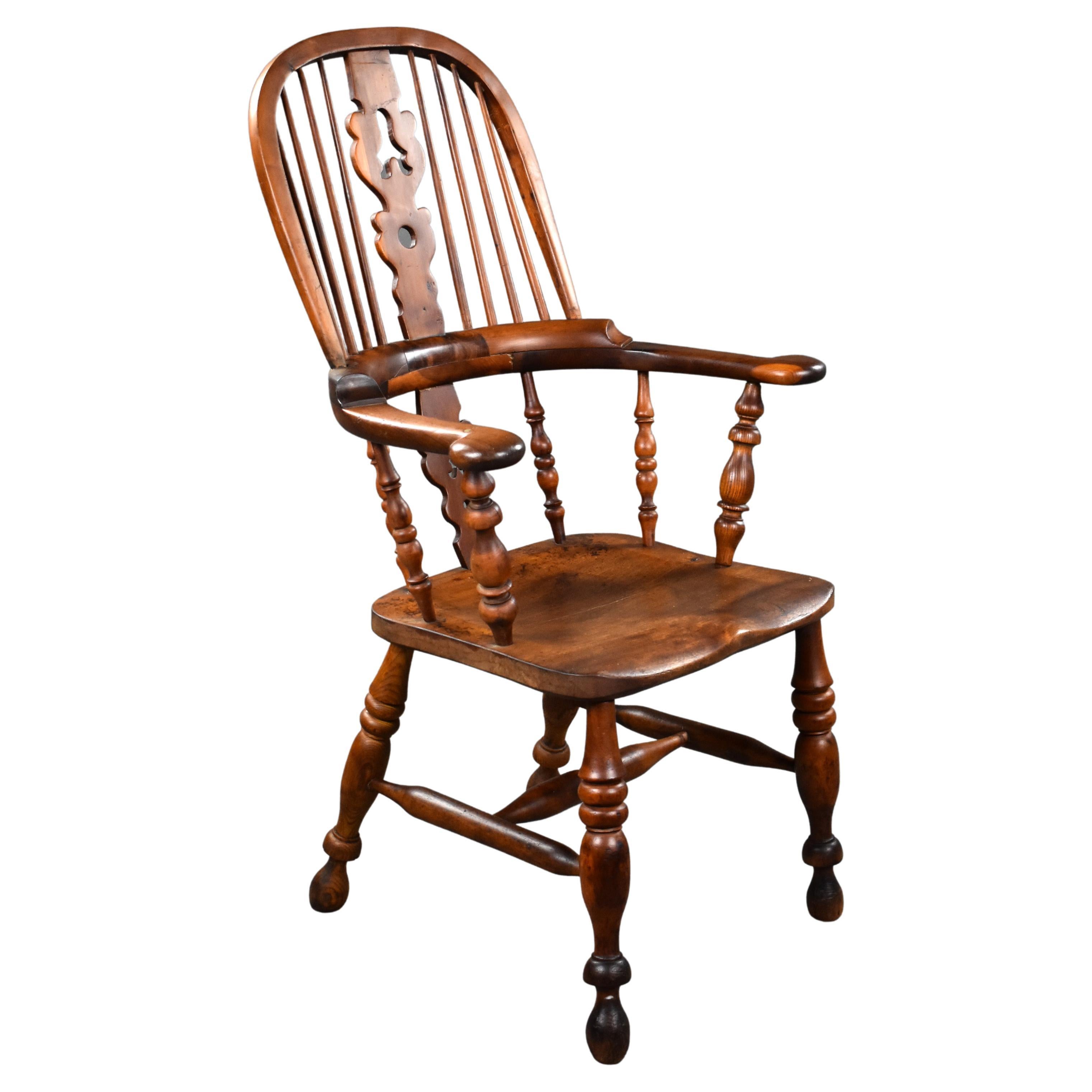 Chaise Windsor anglaise du 19ème siècle à dossier haut et bras brossé en bois d'if