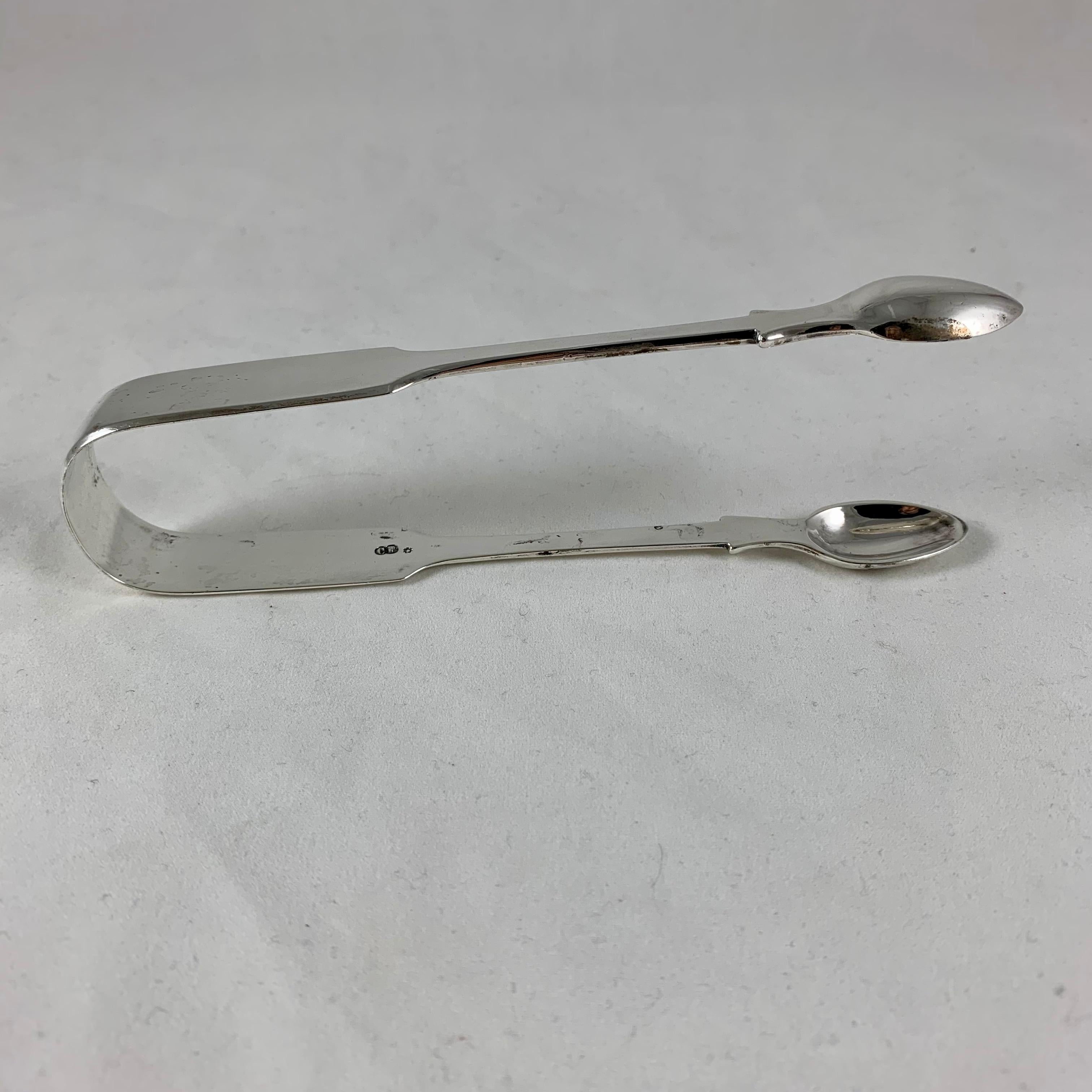 Metalwork 19th Century Estate Sterling Silver Serving English Fiddle Sugar Tongs, 1865  For Sale