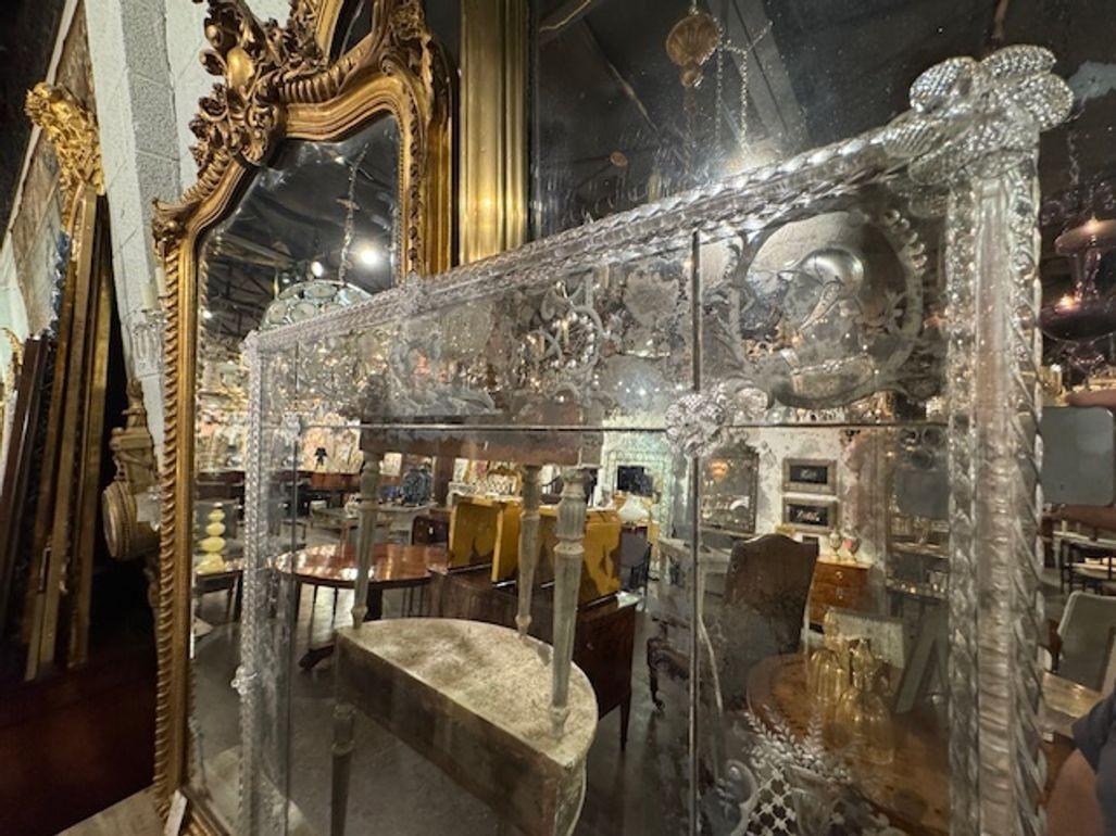 Specchio veneziano figurato inciso del XIX secolo In condizioni buone in vendita a Dallas, TX