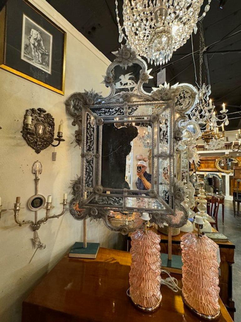 Rare miroir vénitien en verre gravé du 19e siècle. Il comporte de belles images gravées ainsi que des garnitures décoratives en verre, des feuilles et des fleurs. Très spécial ! Circa 1880
69h x 45w x 2 d