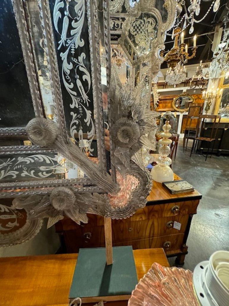 Buriné Miroir en verre vénitien gravé du 19e siècle en vente