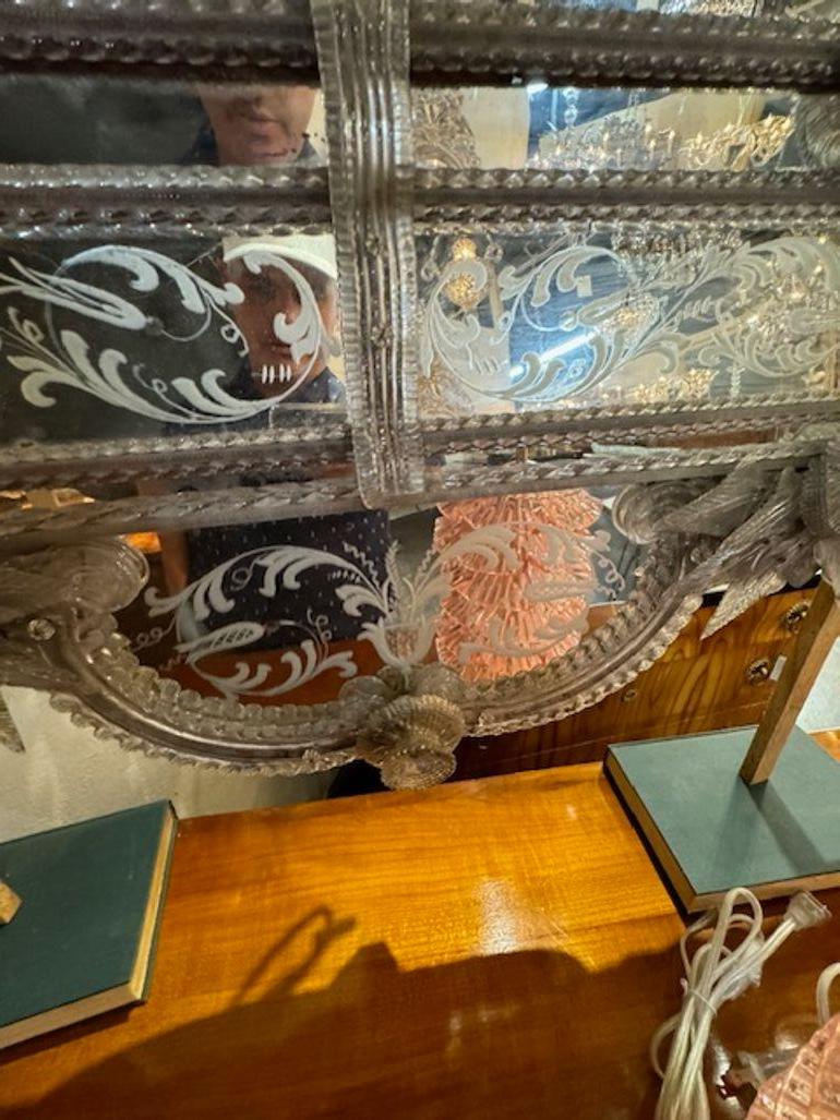 Verre Miroir en verre vénitien gravé du 19e siècle en vente