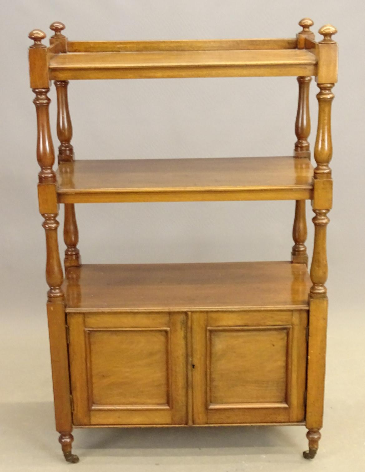 Etegere d'époque Louis Philippe avec 2 étagères au-dessus d'une armoire inférieure à 2 portes, cadre en fuseau tourné, sur roulettes, vers 1860.