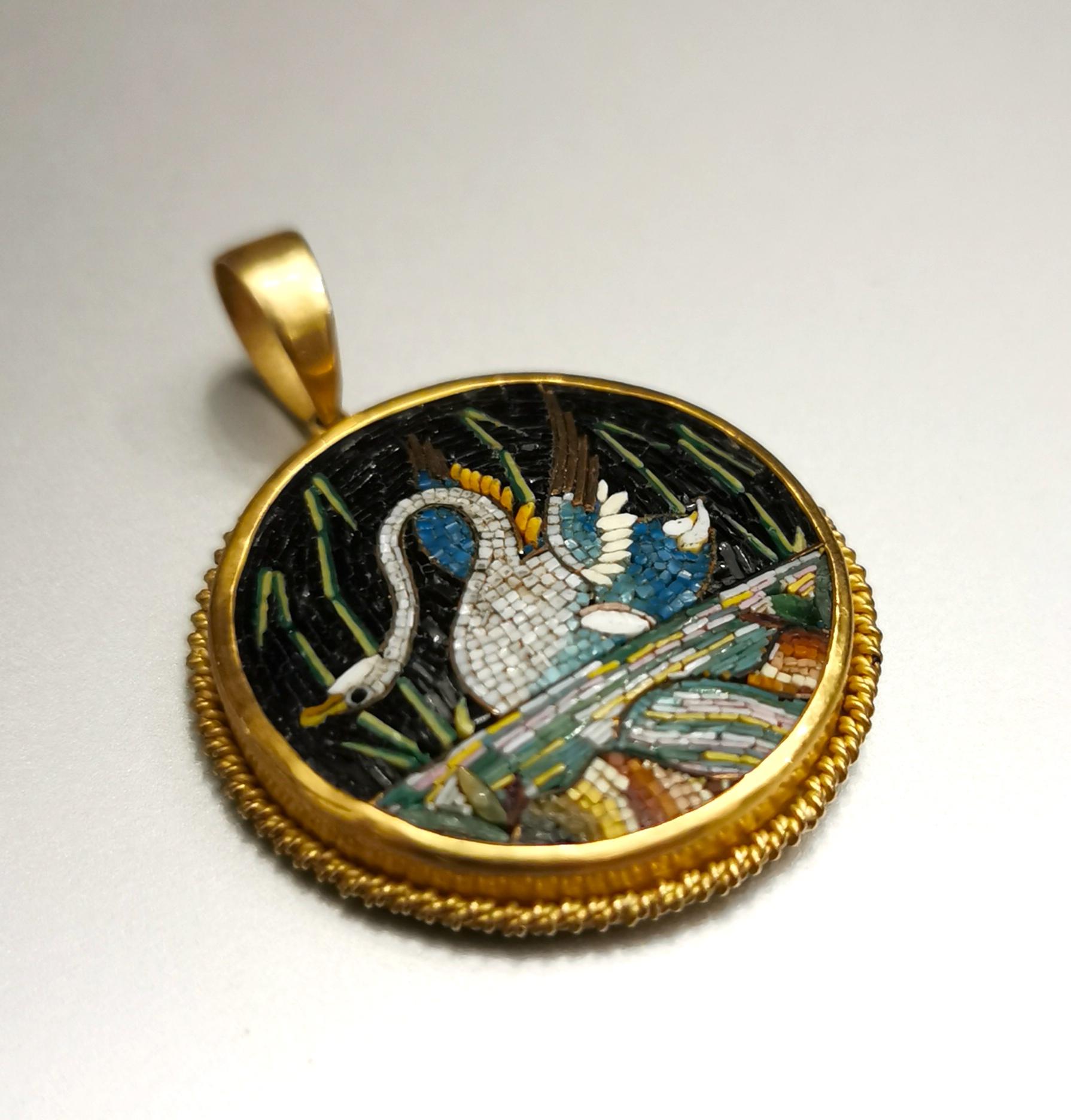 Etruscan Revival Micro mosaic Swan Yellow Gold 22k Pendant.
19th Century. Italian work.

Size: 1.18 inch (3.00 centimeters).

Former collection of a French Lady.
