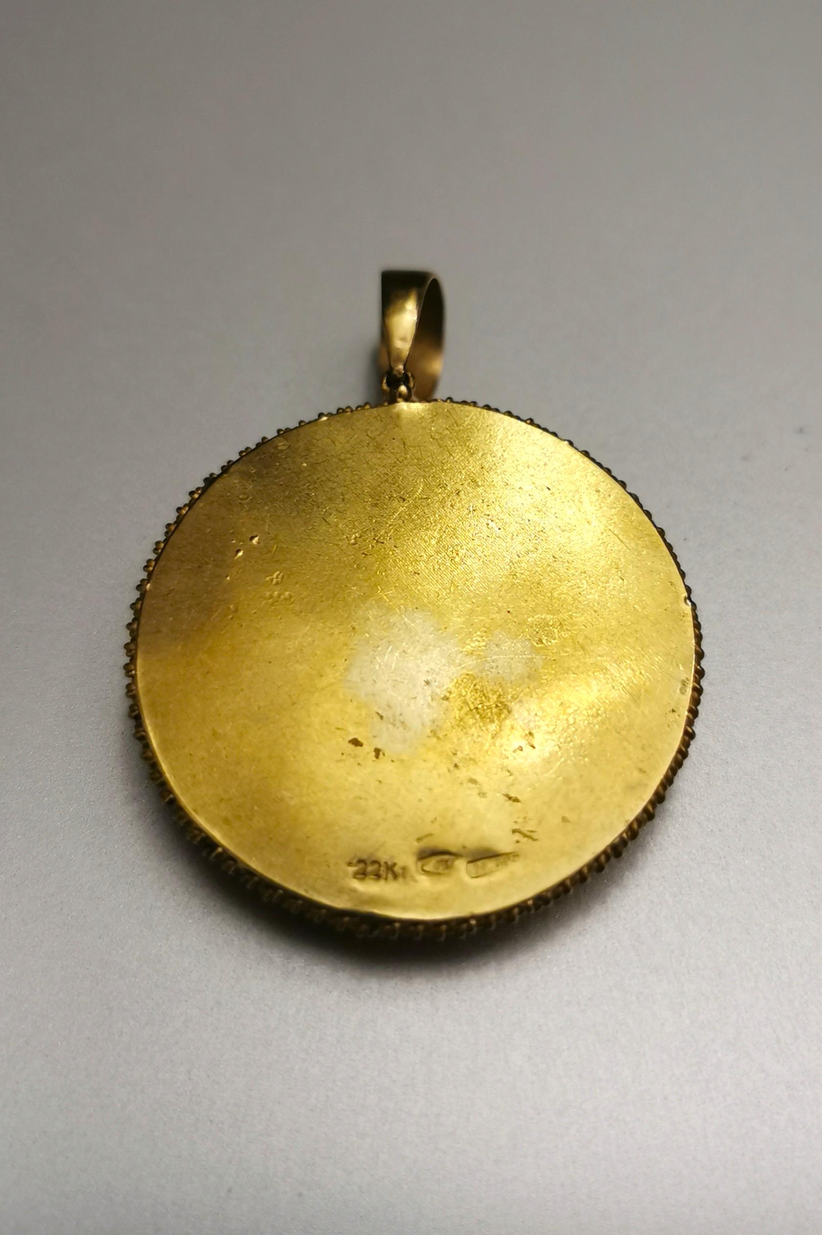 19th Century Etruscan Revival Micromosaic Swan Yellow Gold 22 Karat Pendant In Good Condition In Geneva, CH